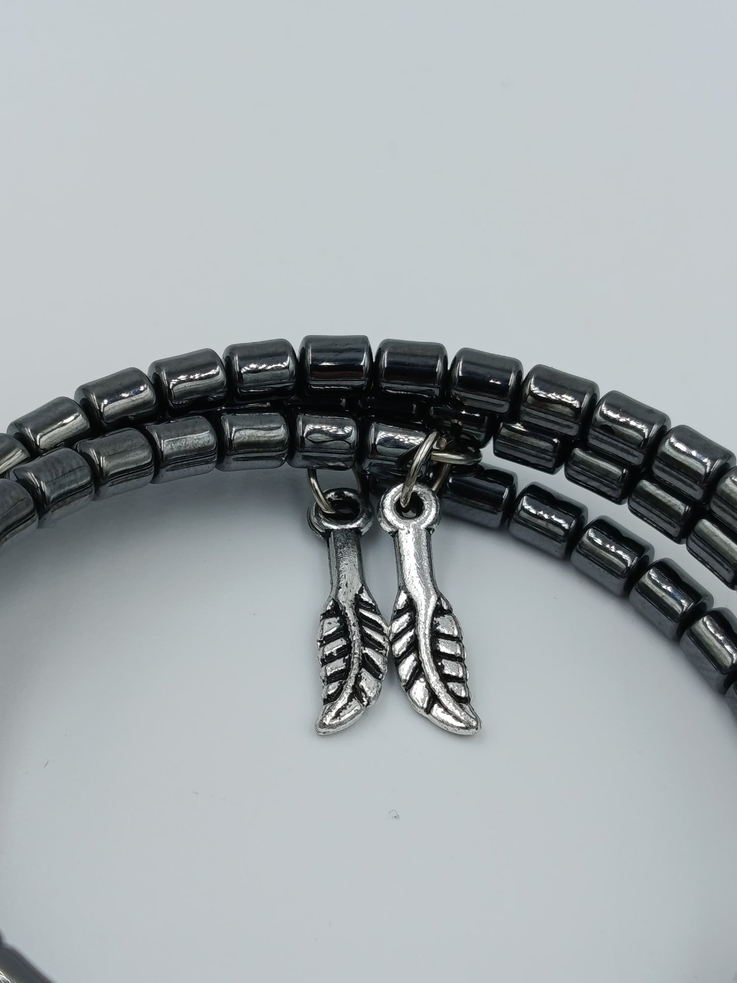Doppel Armband mit Hämatit  weißen Naturstein Perlen  elastisch modern