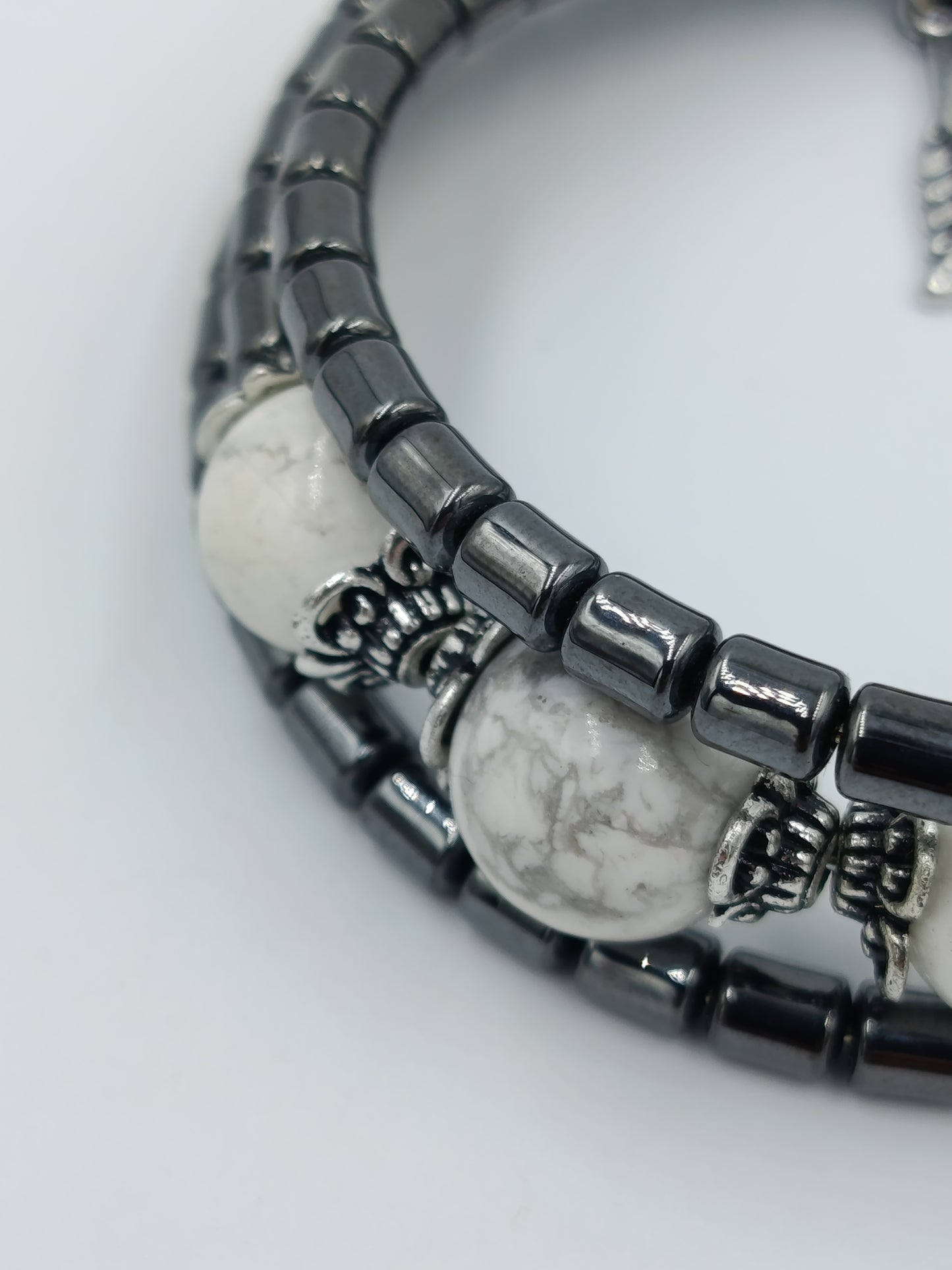 Doppel Armband mit Hämatit  weißen Naturstein Perlen  elastisch modern