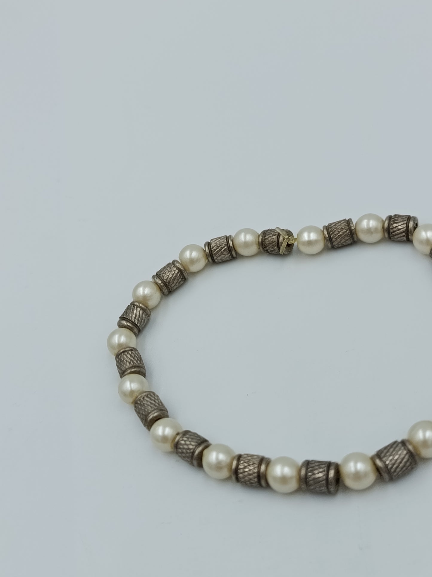 Perlenarmband mit Metall Elementen elastisch Vintage Stil