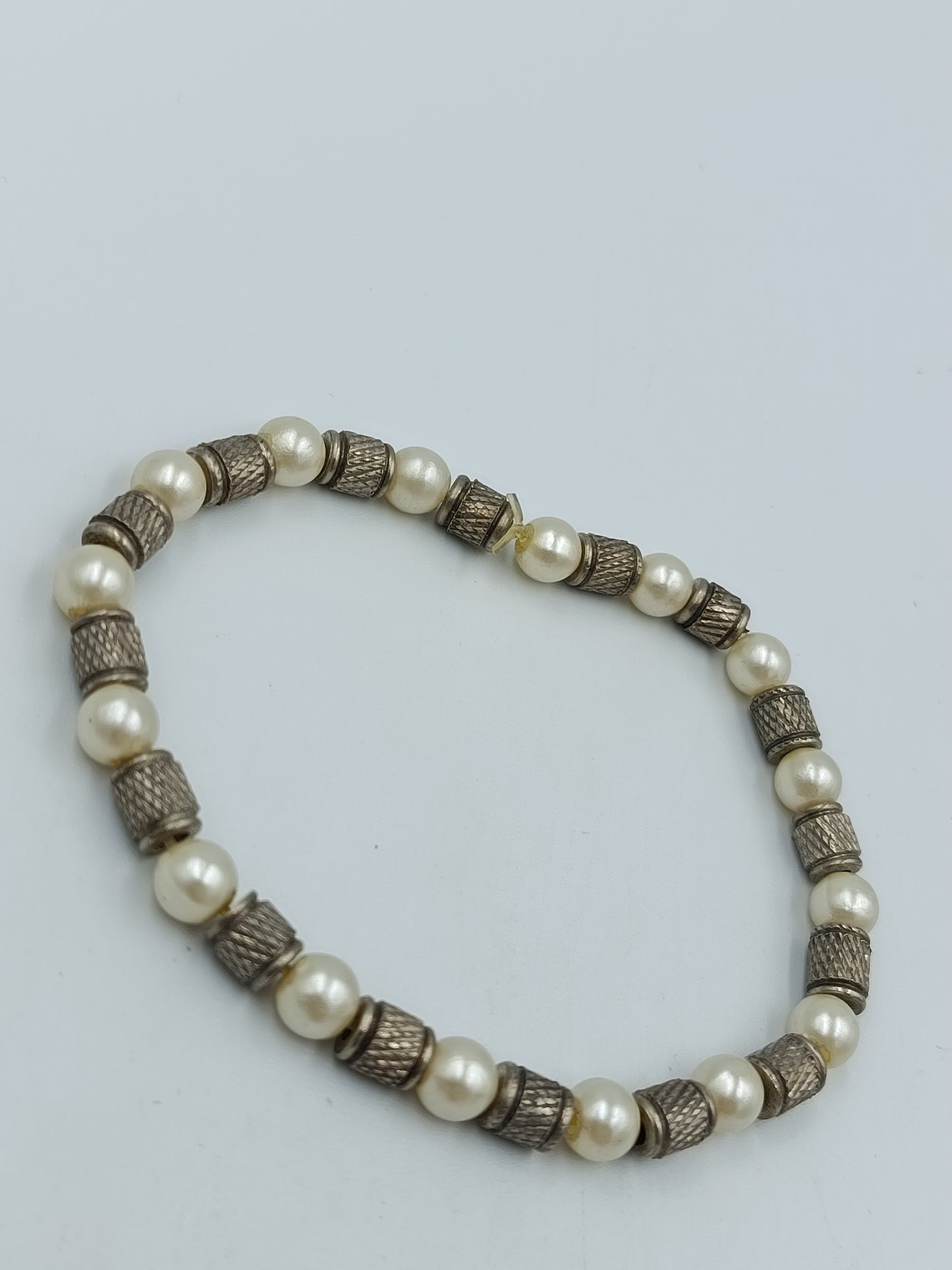 Perlenarmband mit Metall Elementen elastisch Vintage Stil