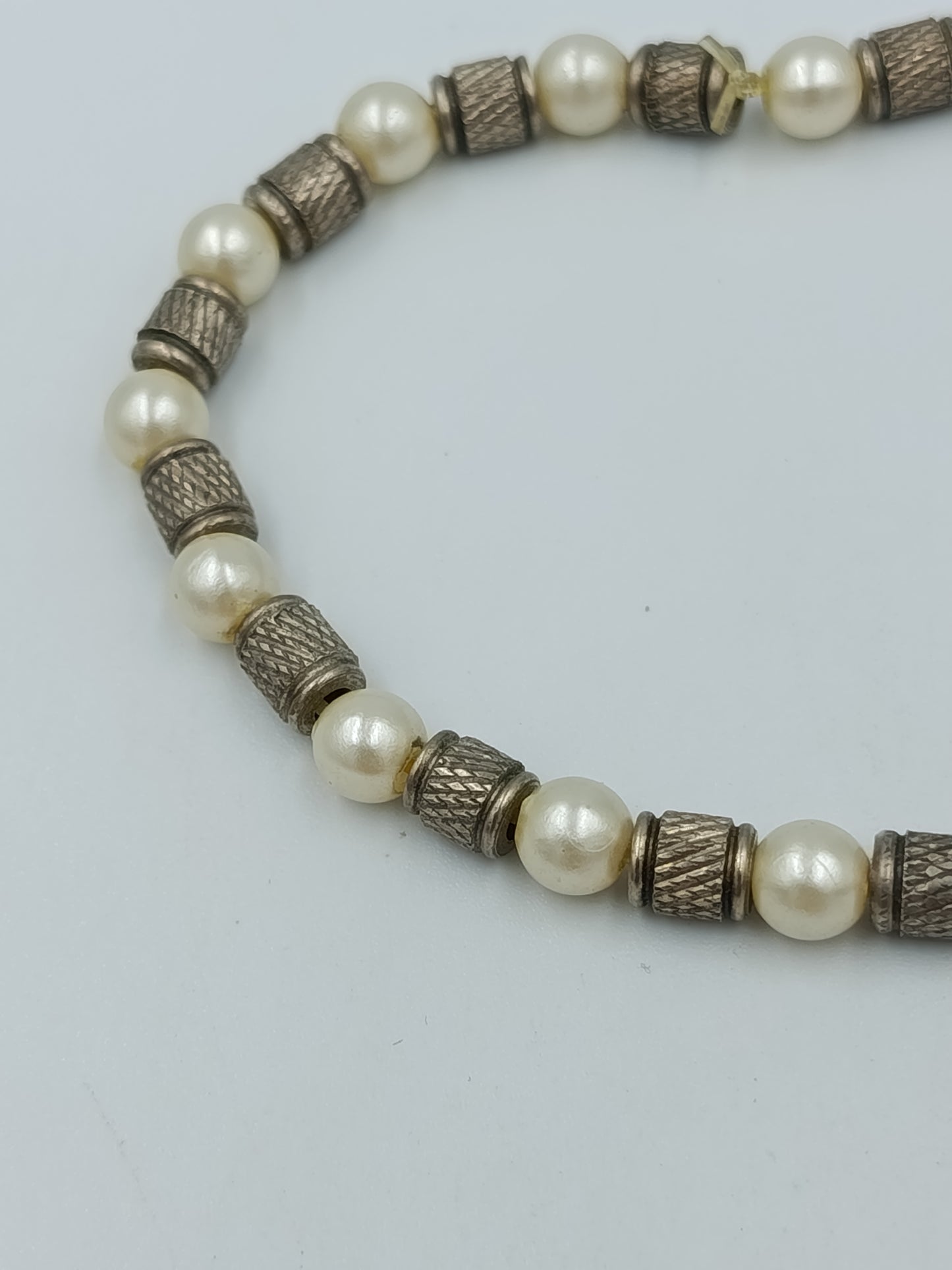 Perlenarmband mit Metall Elementen elastisch Vintage Stil