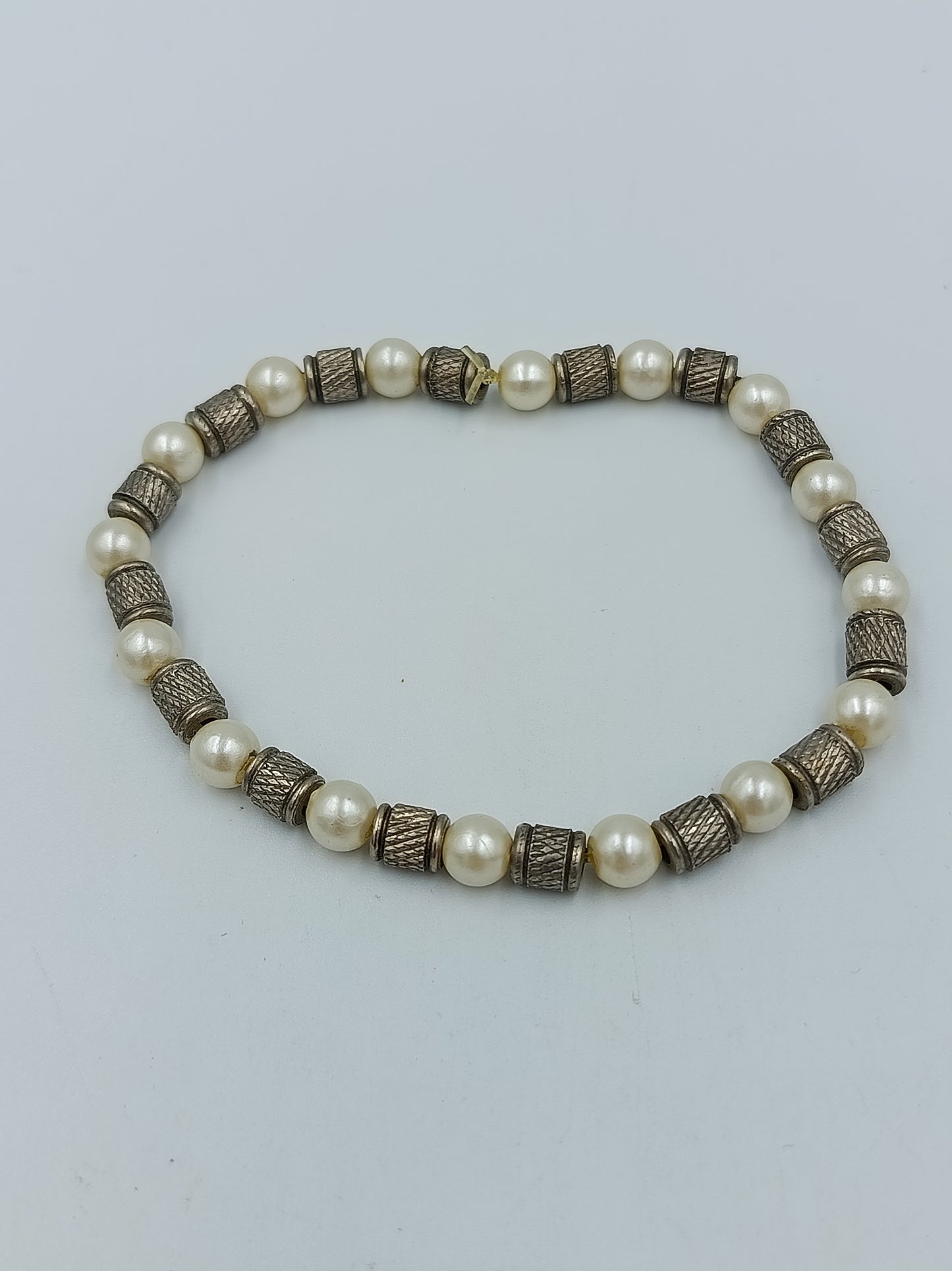 Perlenarmband mit Metall Elementen elastisch Vintage Stil