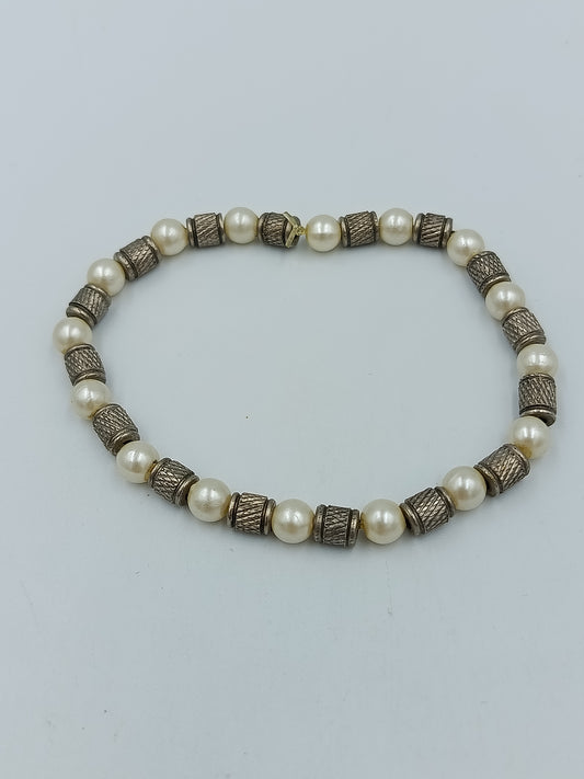 Perlenarmband mit Metall Elementen elastisch Vintage Stil