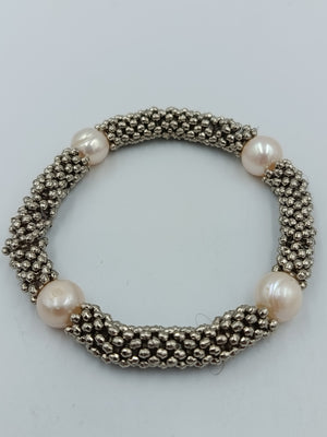 Elastisches Perlenarmband silberfarben mit Zuchtperlen elegant zeitlos
