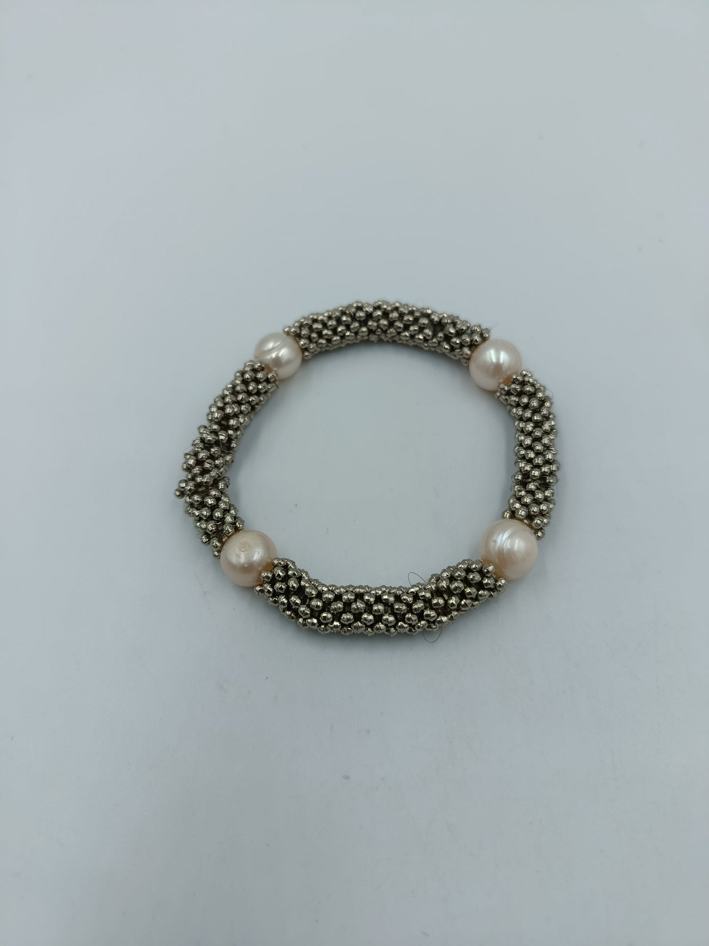 Elastisches Perlenarmband silberfarben mit Zuchtperlen elegant zeitlos