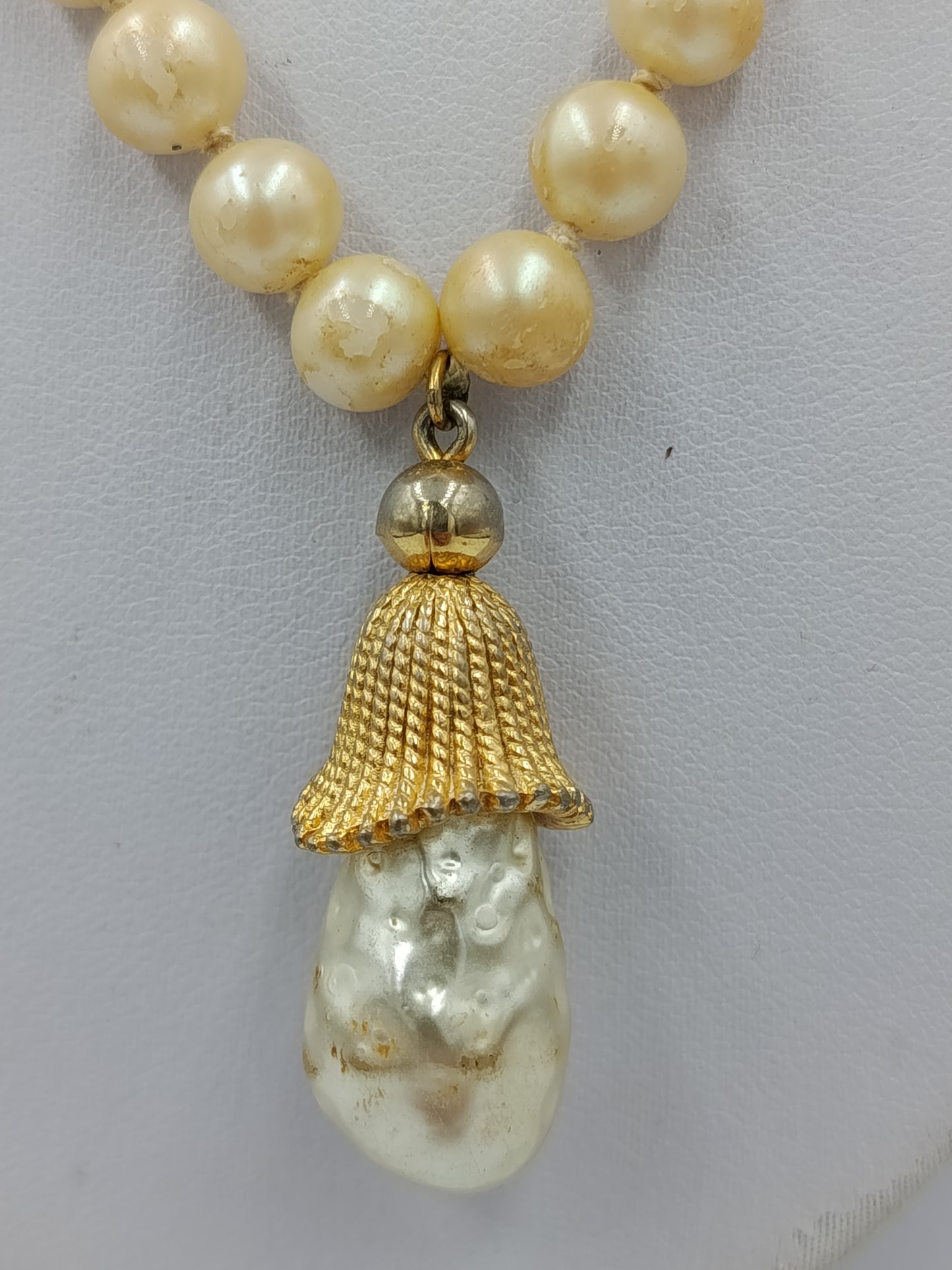 Vintage Perlenkette mit Barockperlen Anhänger cremegoldfarben