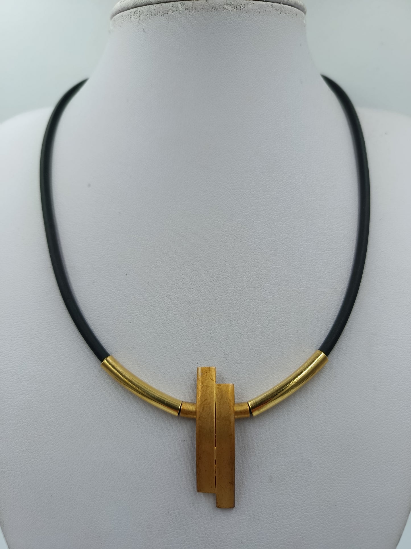 Vintage Halskette mit Anhänger Lederband goldfarbene Elemente