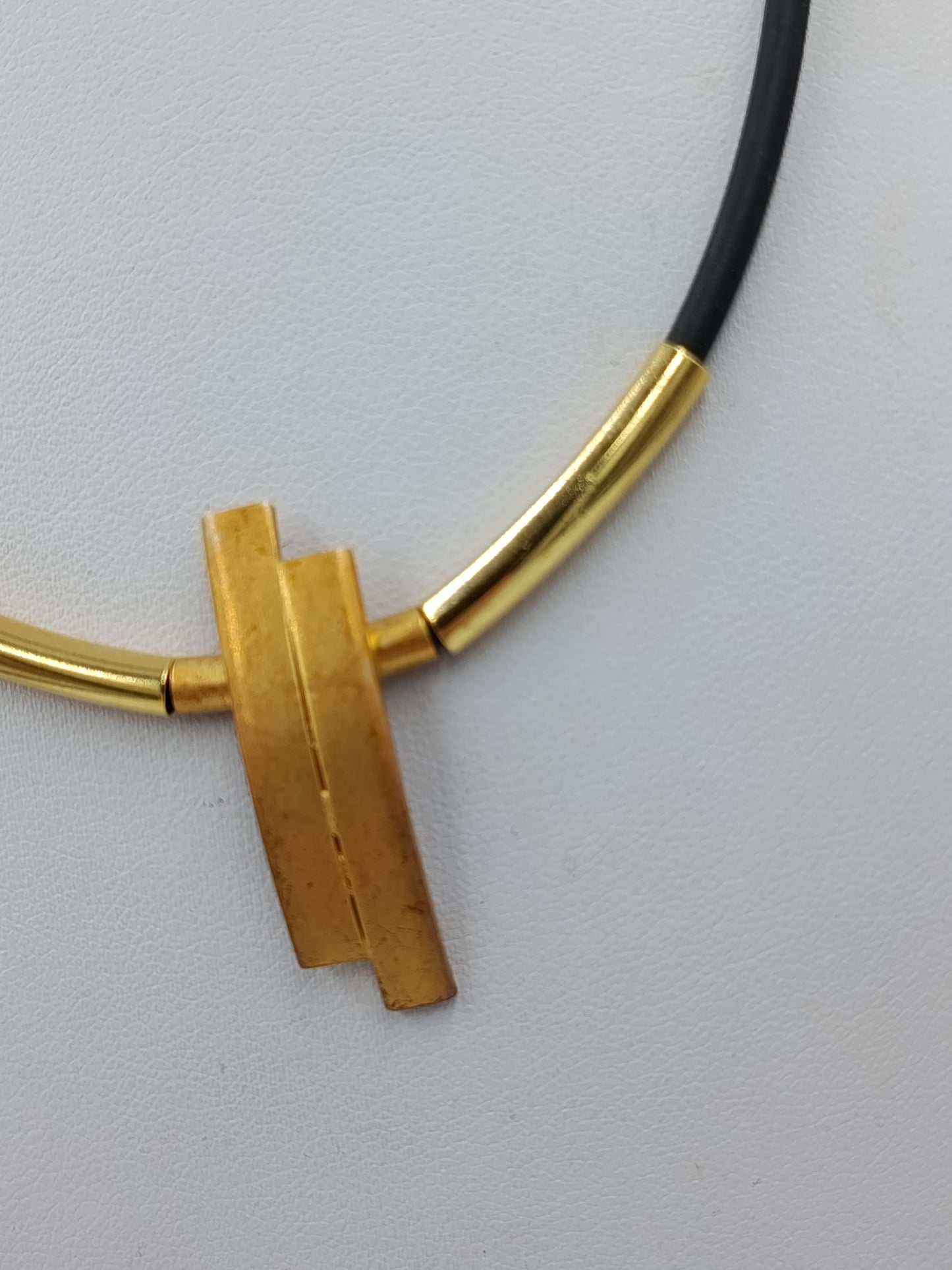 Vintage Halskette mit Anhänger Lederband goldfarbene Elemente