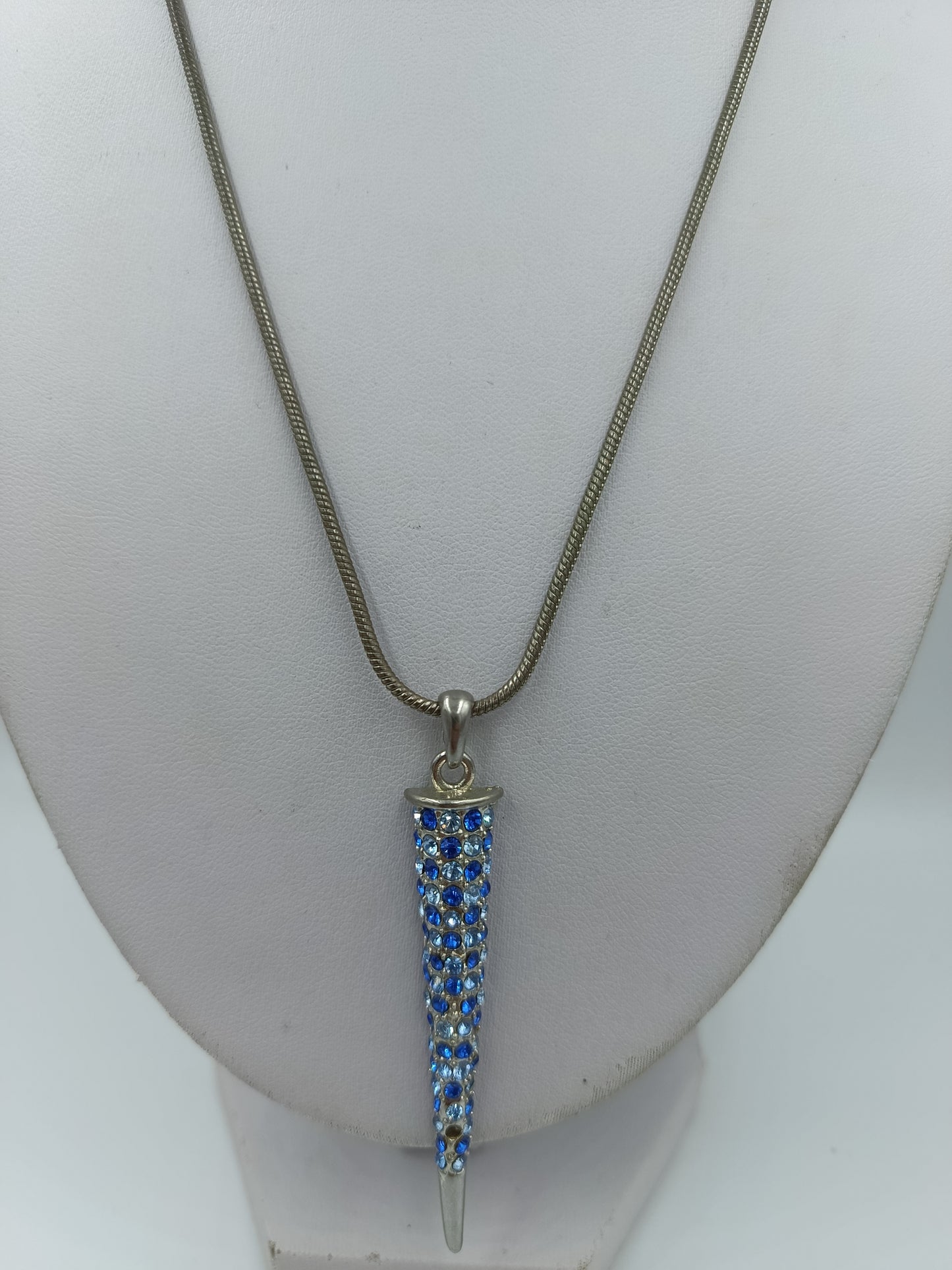 Lange Halskette mit Strass Anhänger blau silberfarben elegant