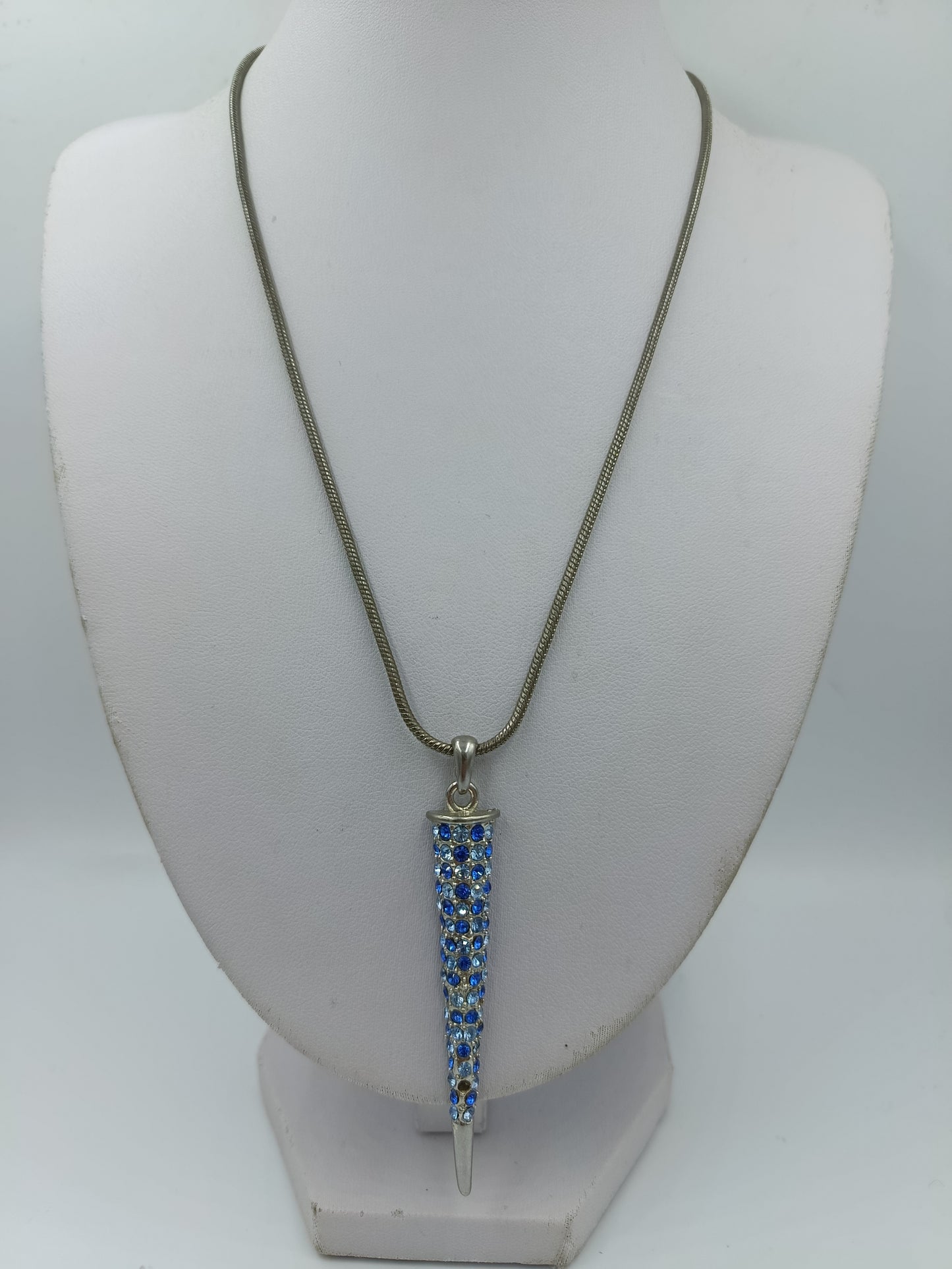 Lange Halskette mit Strass Anhänger blau silberfarben elegant