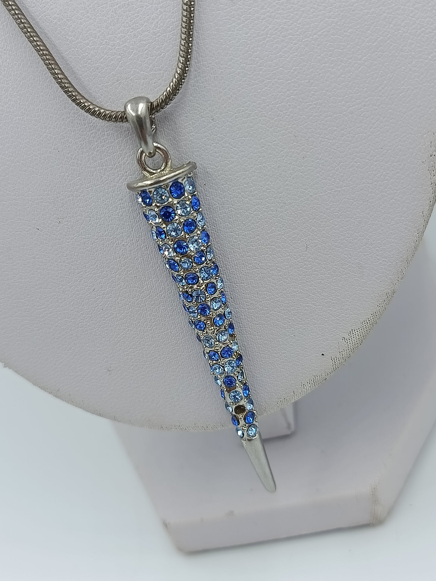 Lange Halskette mit Strass Anhänger blau silberfarben elegant