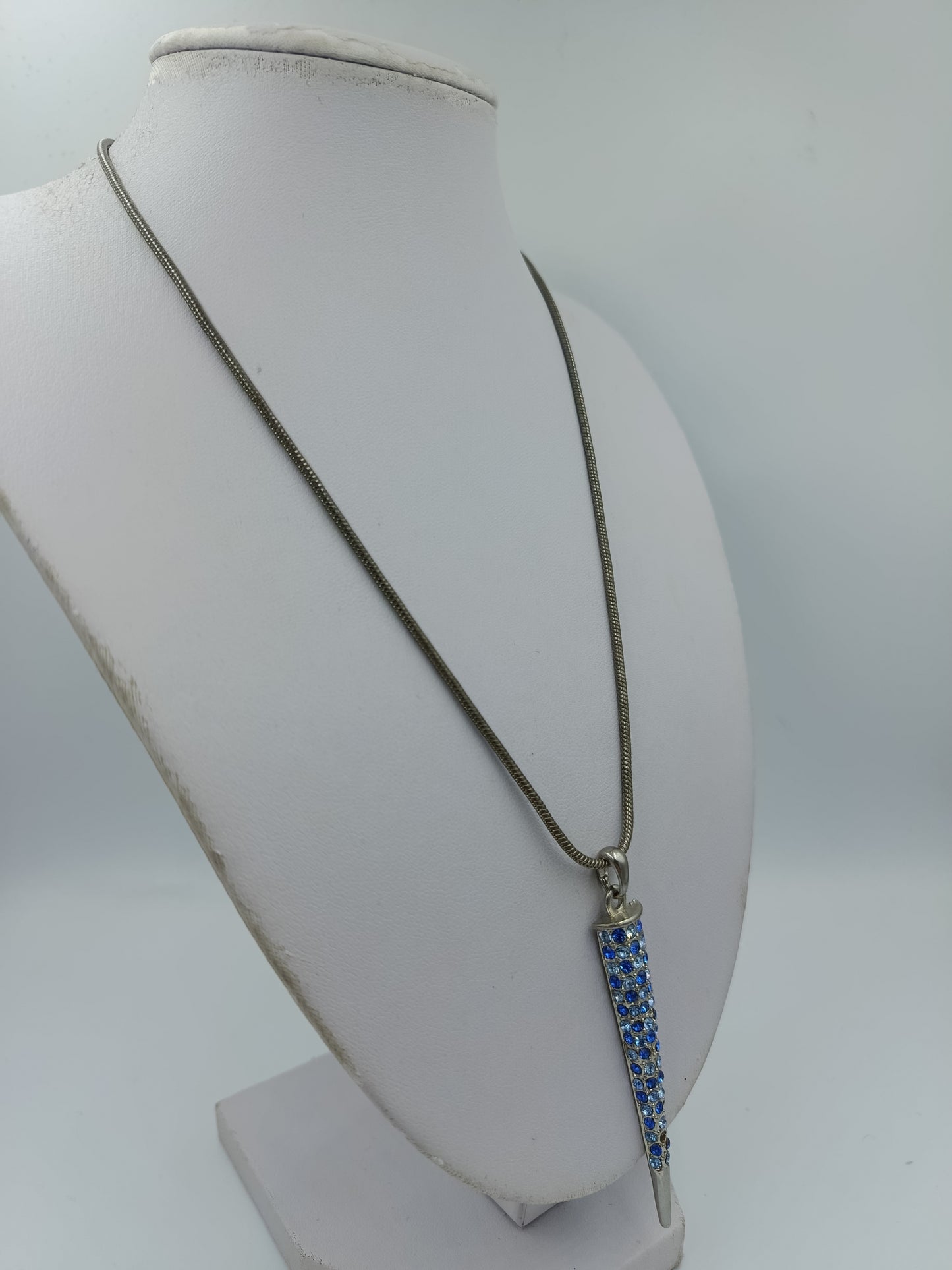 Lange Halskette mit Strass Anhänger blau silberfarben elegant