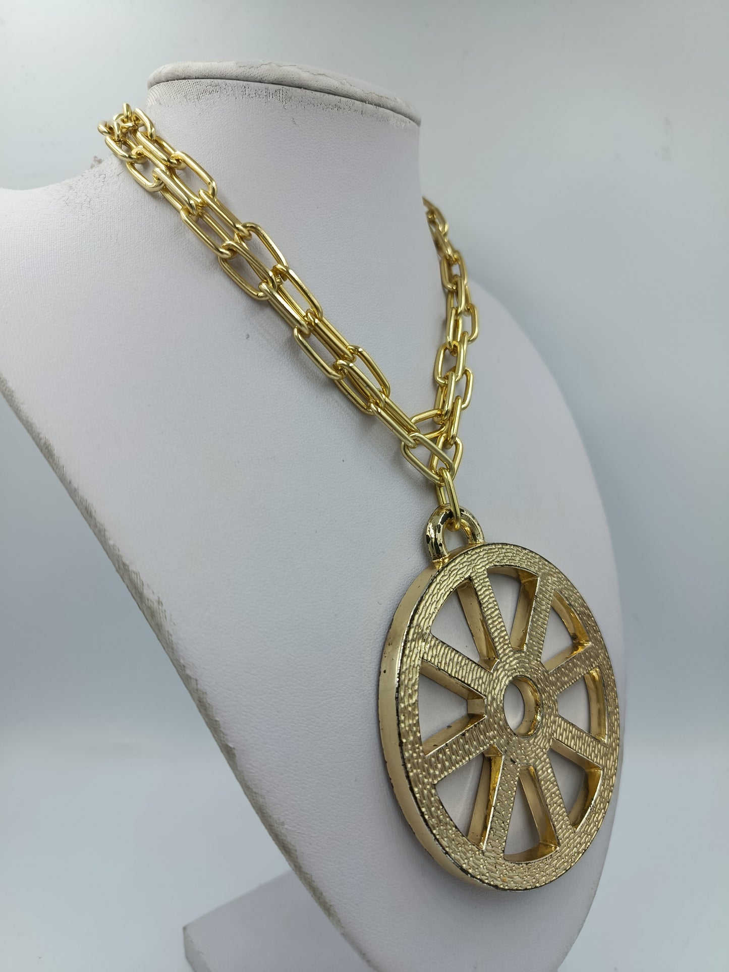 Statement Kette Gold mit großem Anhänger auffällig modern
