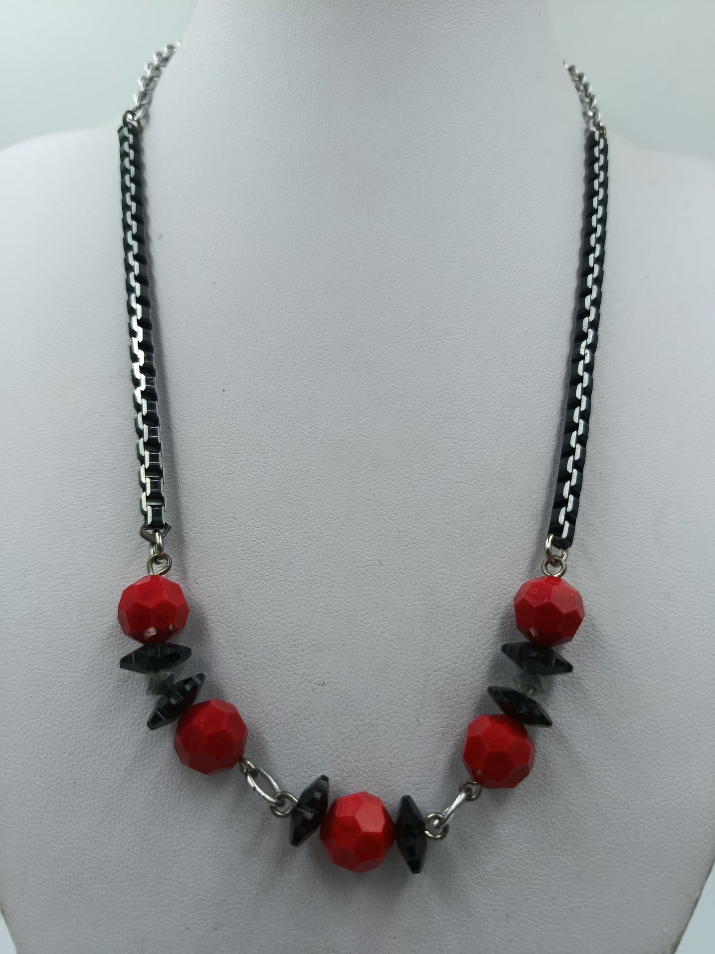Schöne Vintage Kette mit roten Perlen auffällig  elegant