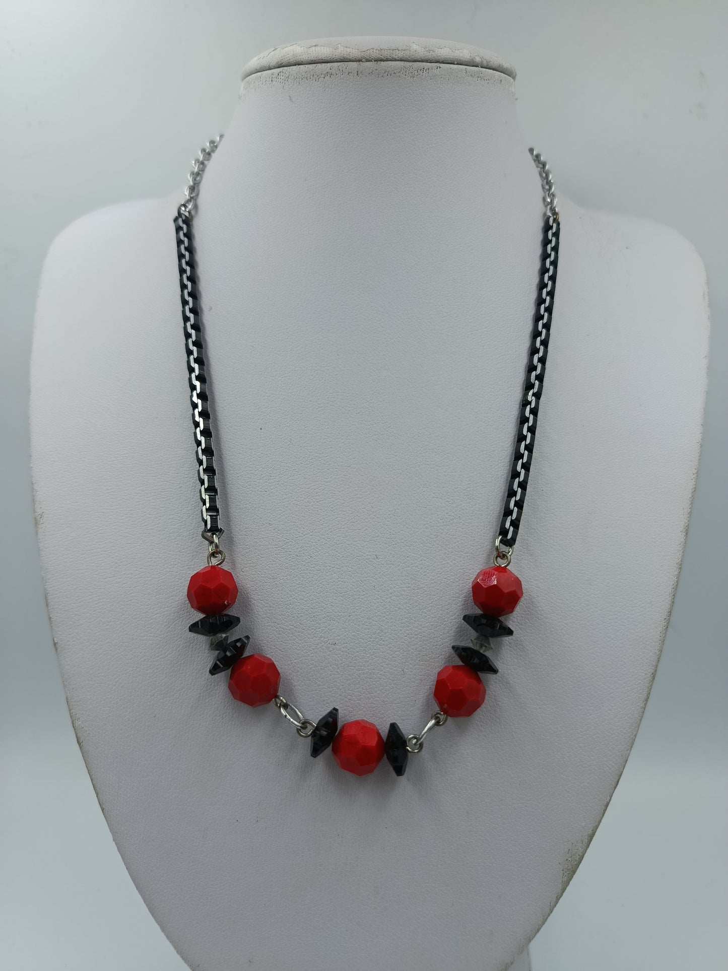 Schöne Vintage Kette mit roten Perlen auffällig  elegant