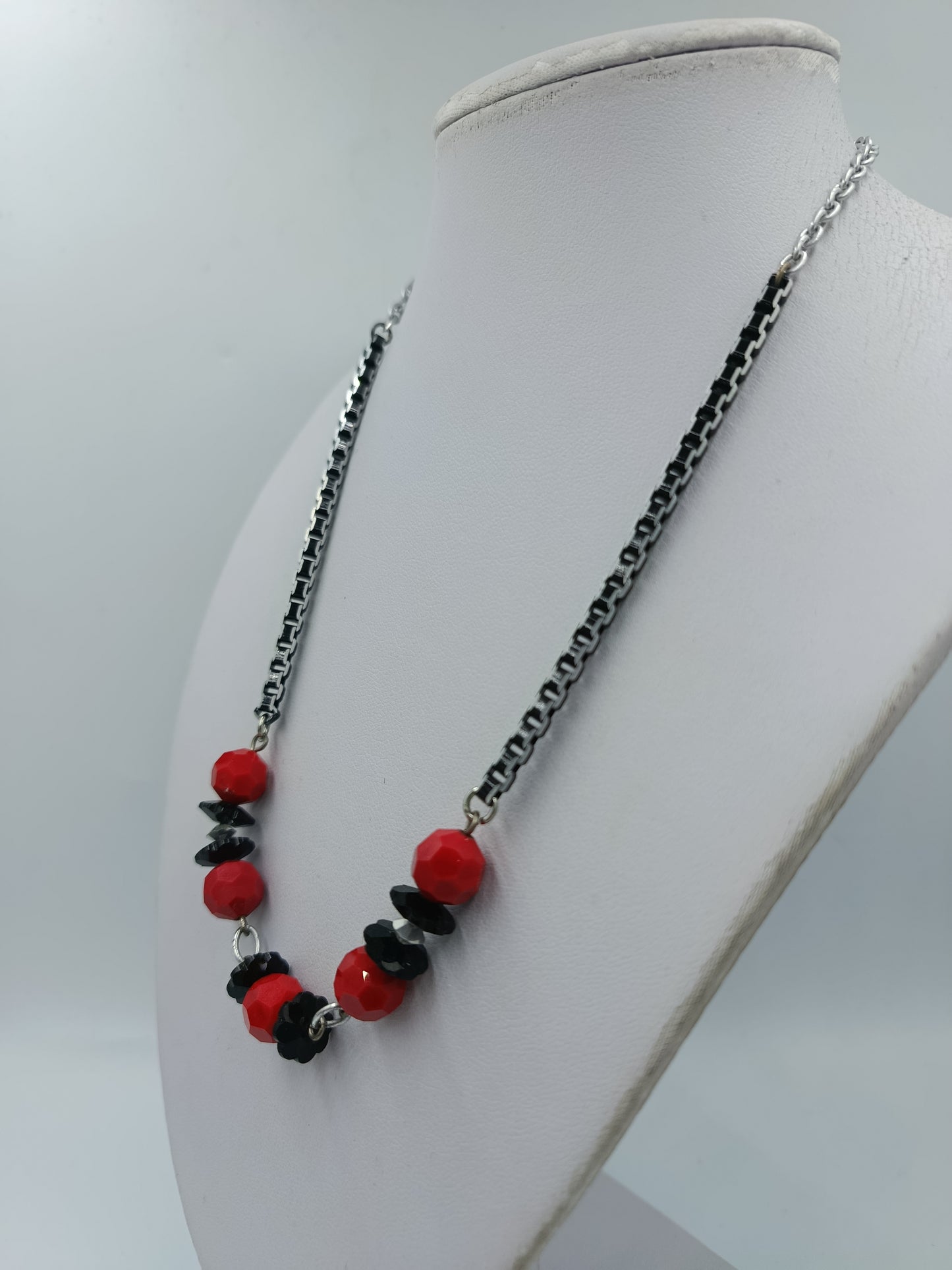 Schöne Vintage Kette mit roten Perlen auffällig  elegant
