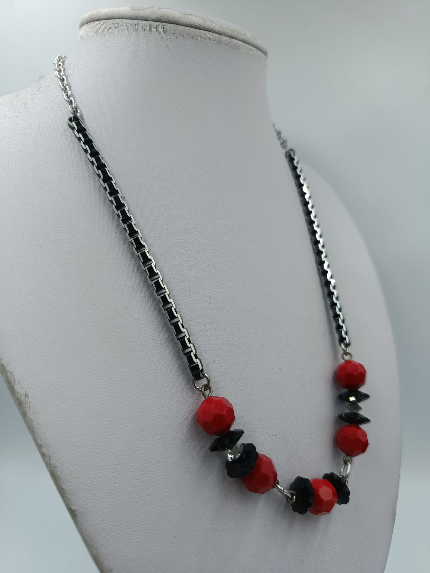 Schöne Vintage Kette mit roten Perlen auffällig  elegant