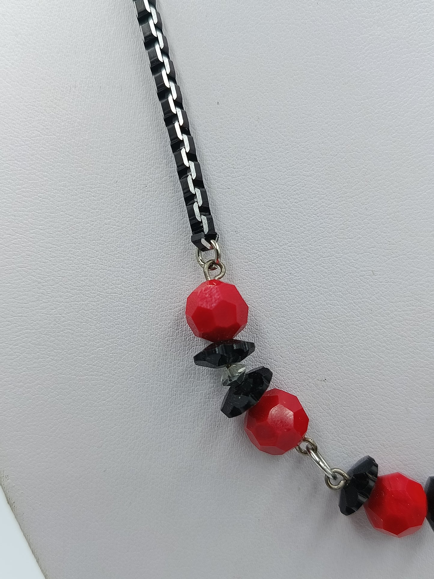 Schöne Vintage Kette mit roten Perlen auffällig  elegant