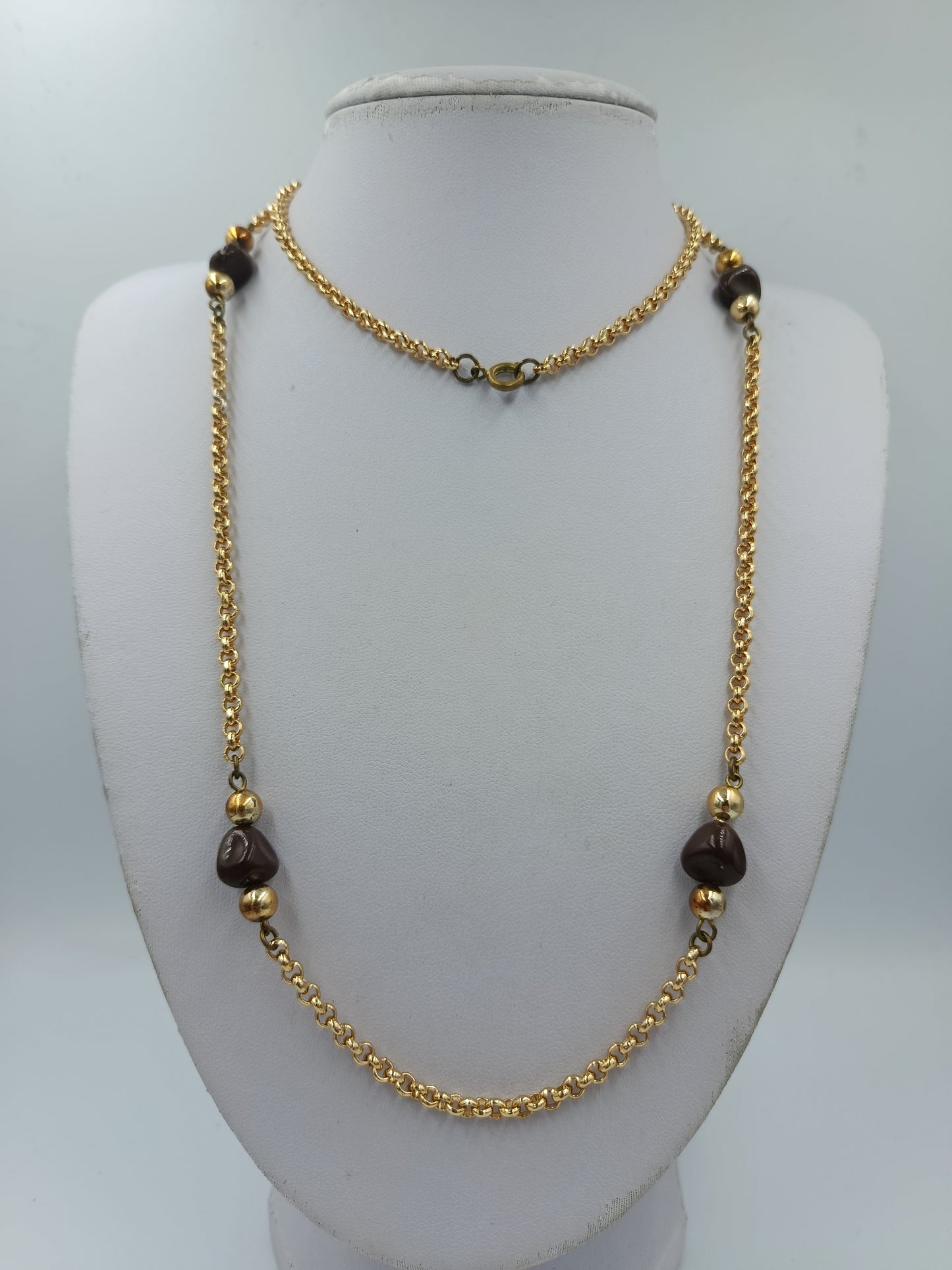 Lange goldfarbene Kette mit braunen Perlen – Vintage Look