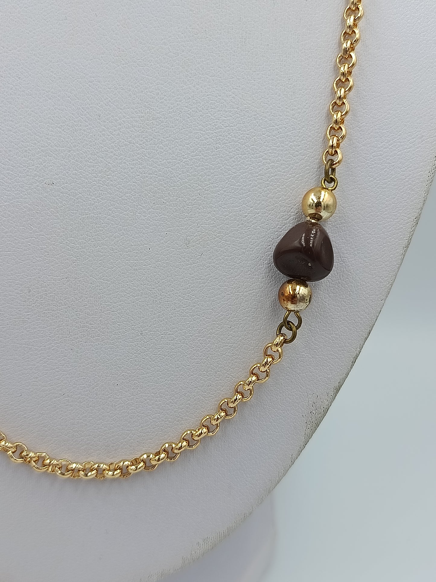 Lange goldfarbene Kette mit braunen Perlen – Vintage Look