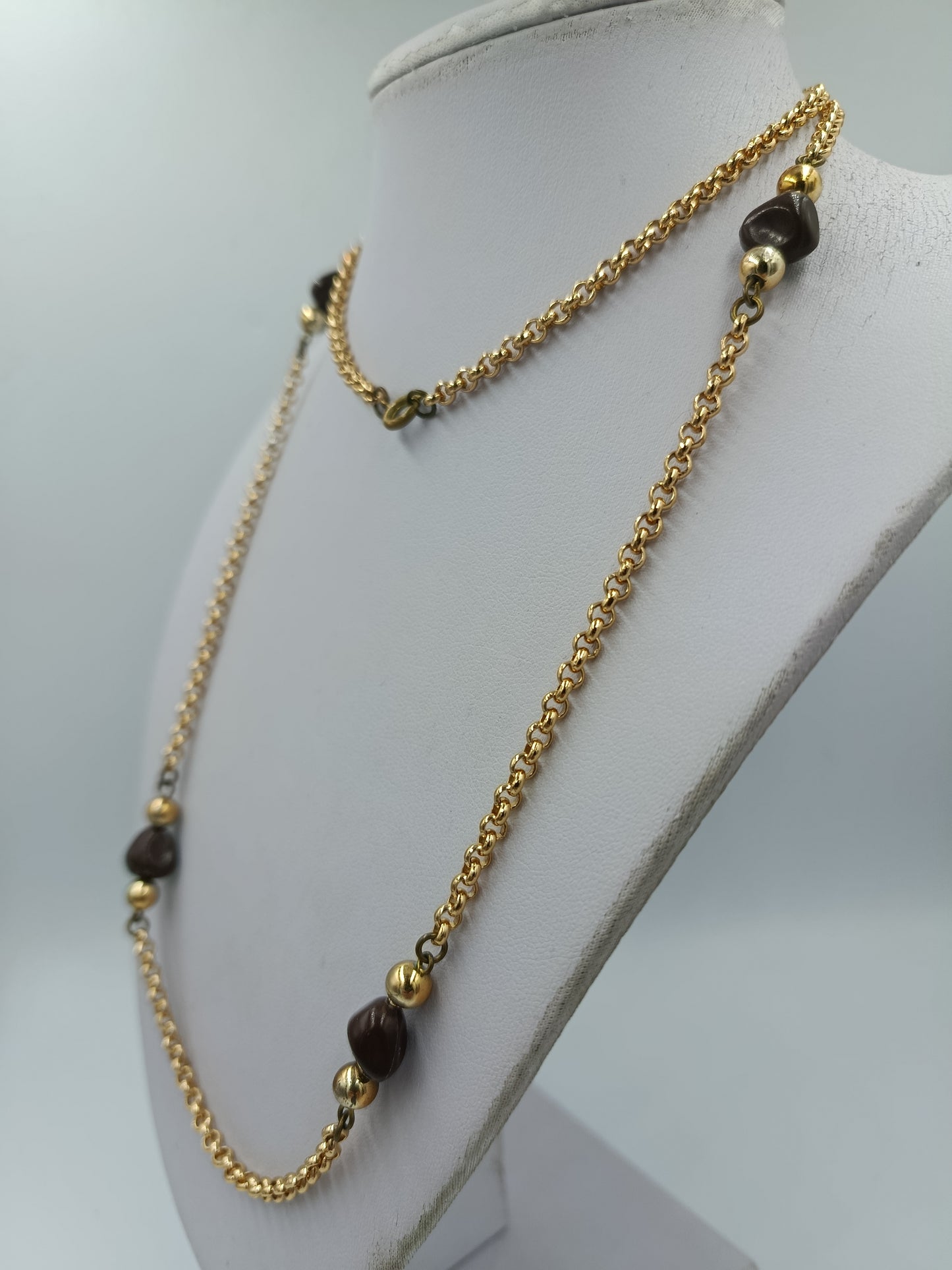 Lange goldfarbene Kette mit braunen Perlen – Vintage Look