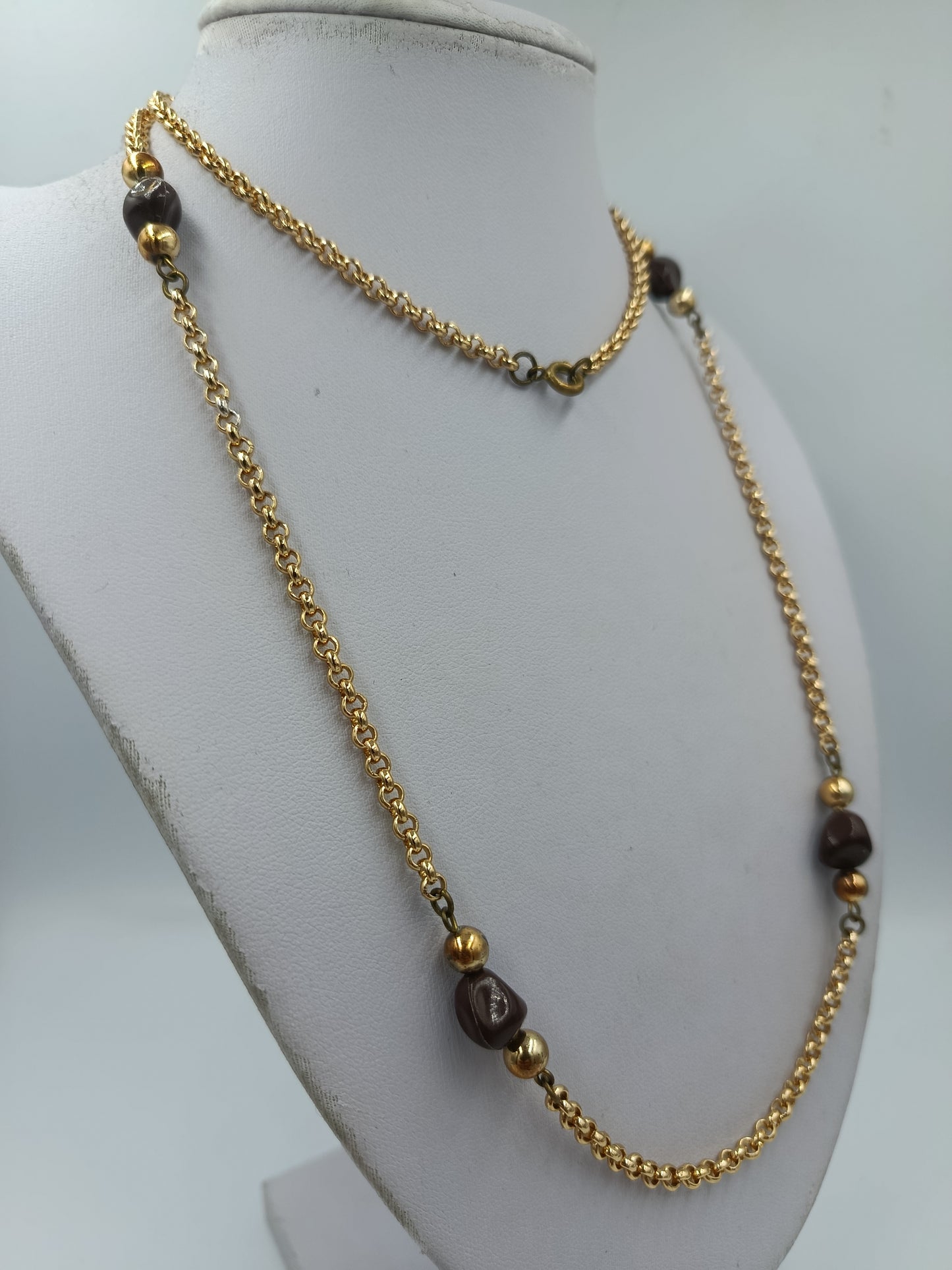 Lange goldfarbene Kette mit braunen Perlen – Vintage Look