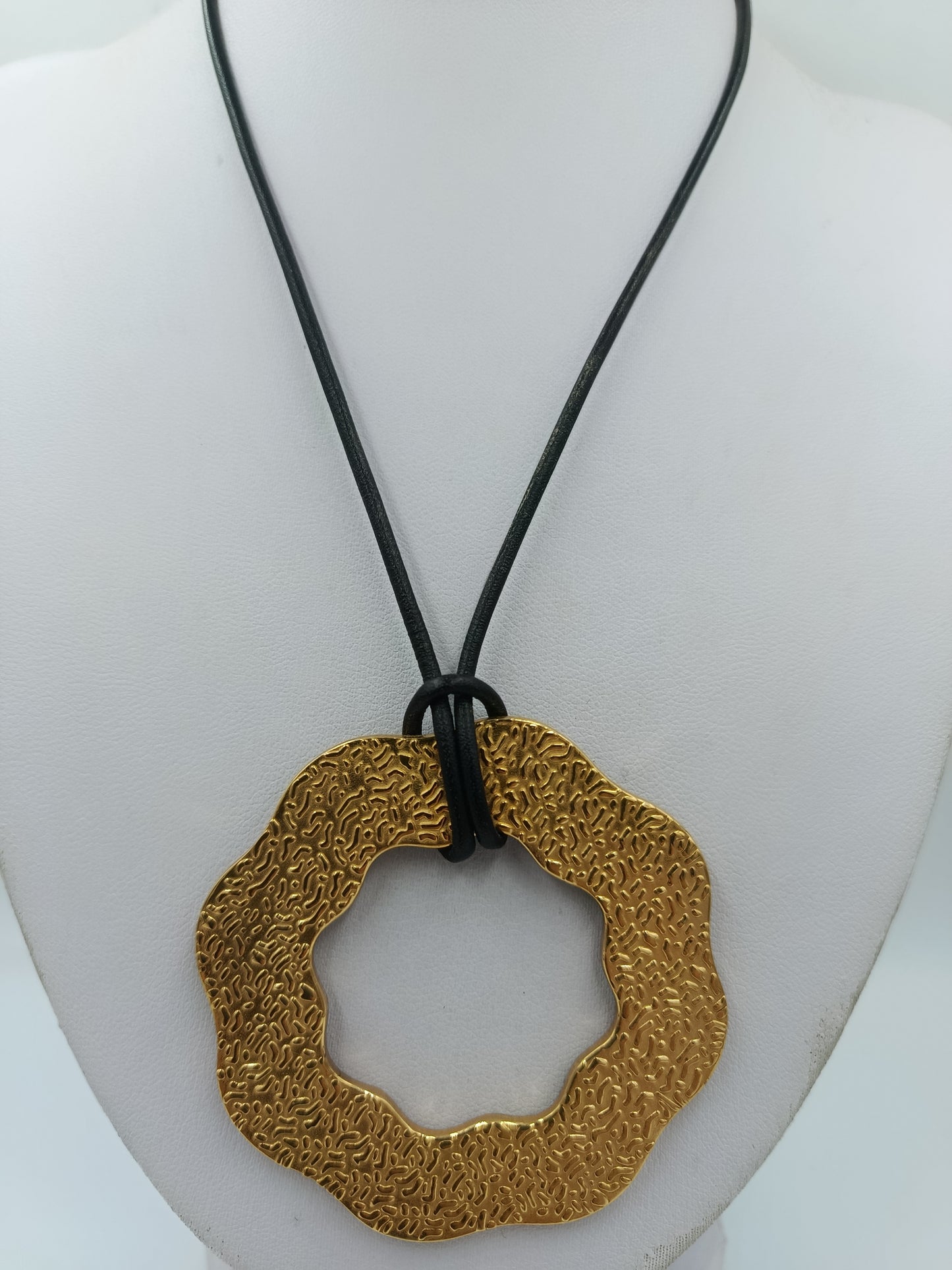 Statement Kette goldfarben mit großem Anhänger – modernes Design