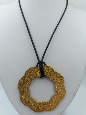 Statement Kette goldfarben mit großem Anhänger – modernes Design