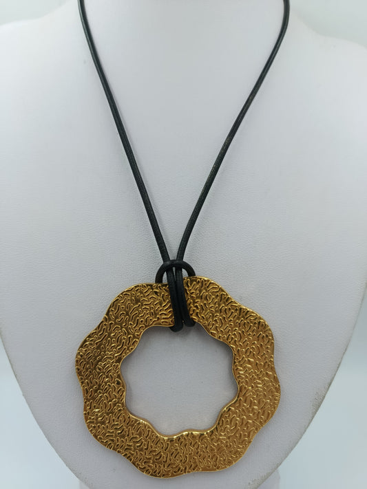 Statement Kette goldfarben mit großem Anhänger – modernes Design