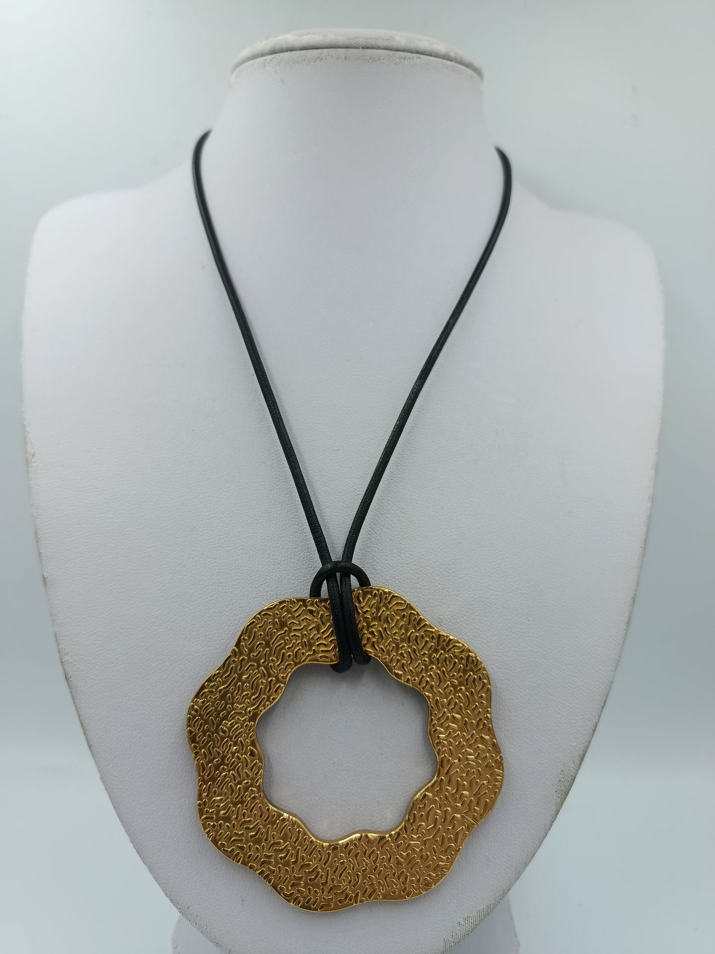 Statement Kette goldfarben mit großem Anhänger – modernes Design