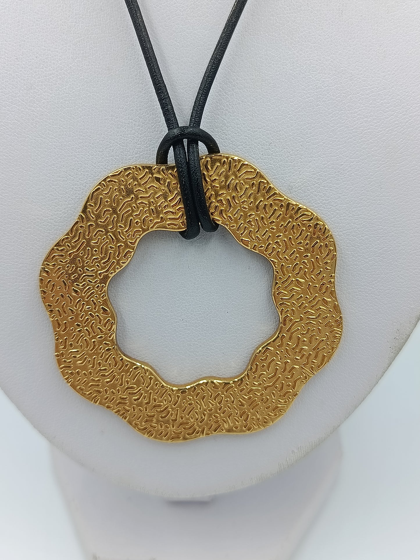 Statement Kette goldfarben mit großem Anhänger – modernes Design