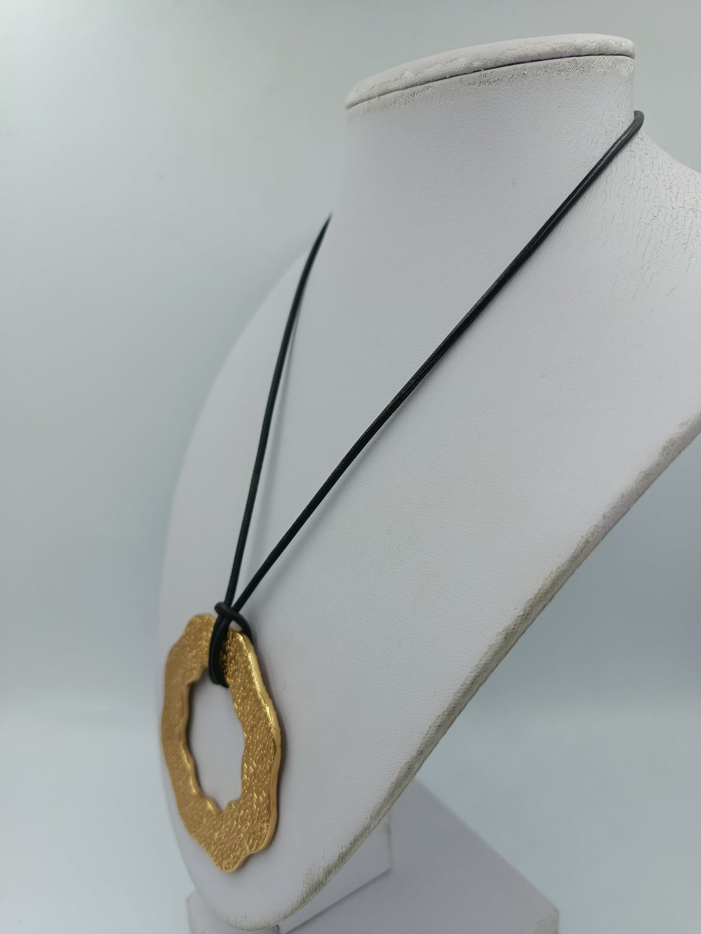 Statement Kette goldfarben mit großem Anhänger – modernes Design