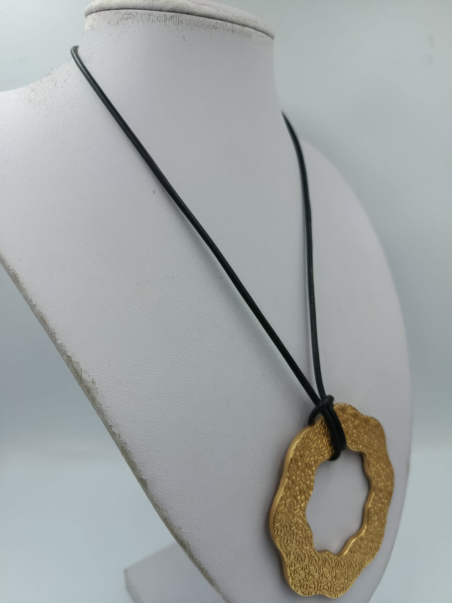 Statement Kette goldfarben mit großem Anhänger – modernes Design