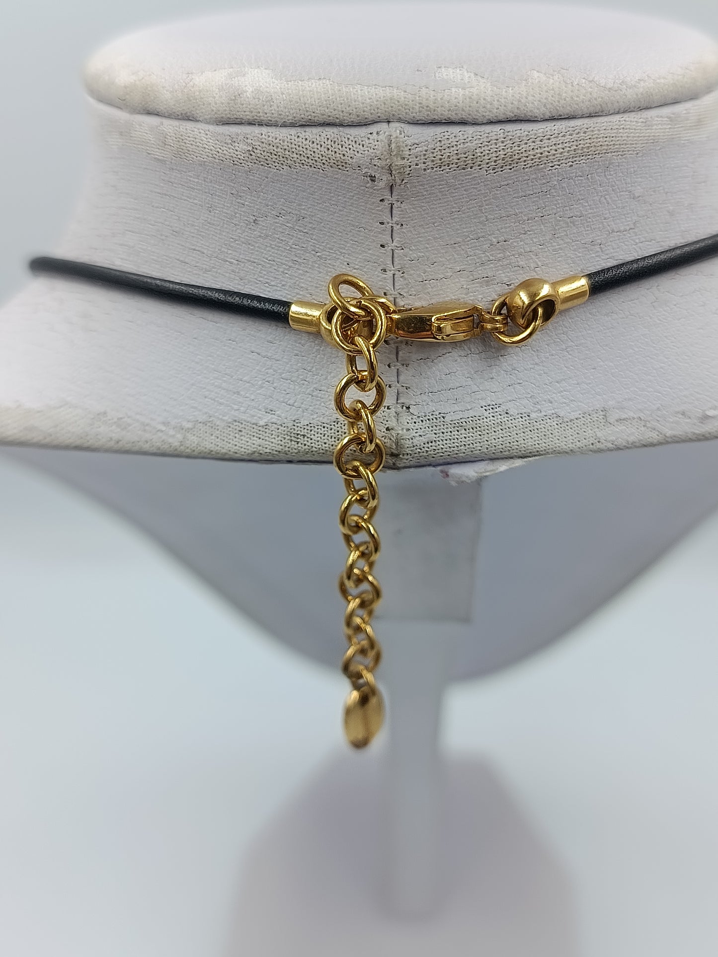 Statement Kette goldfarben mit großem Anhänger – modernes Design