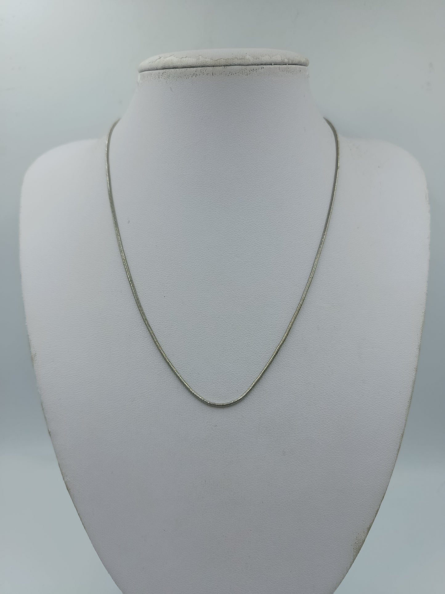 Feine silberfarbene Schlangenkette 44 cm – schlicht elegant