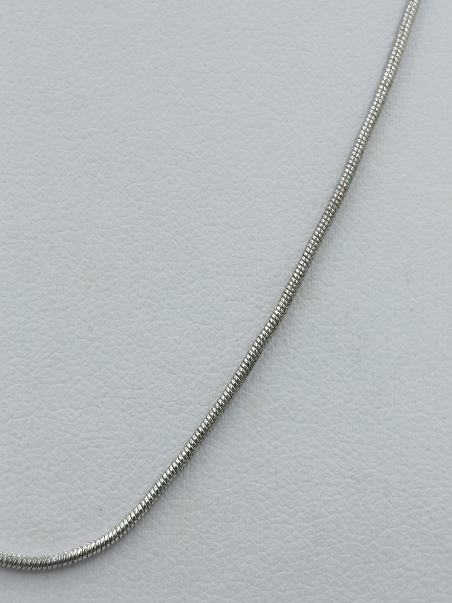 Feine silberfarbene Schlangenkette 44 cm – schlicht elegant