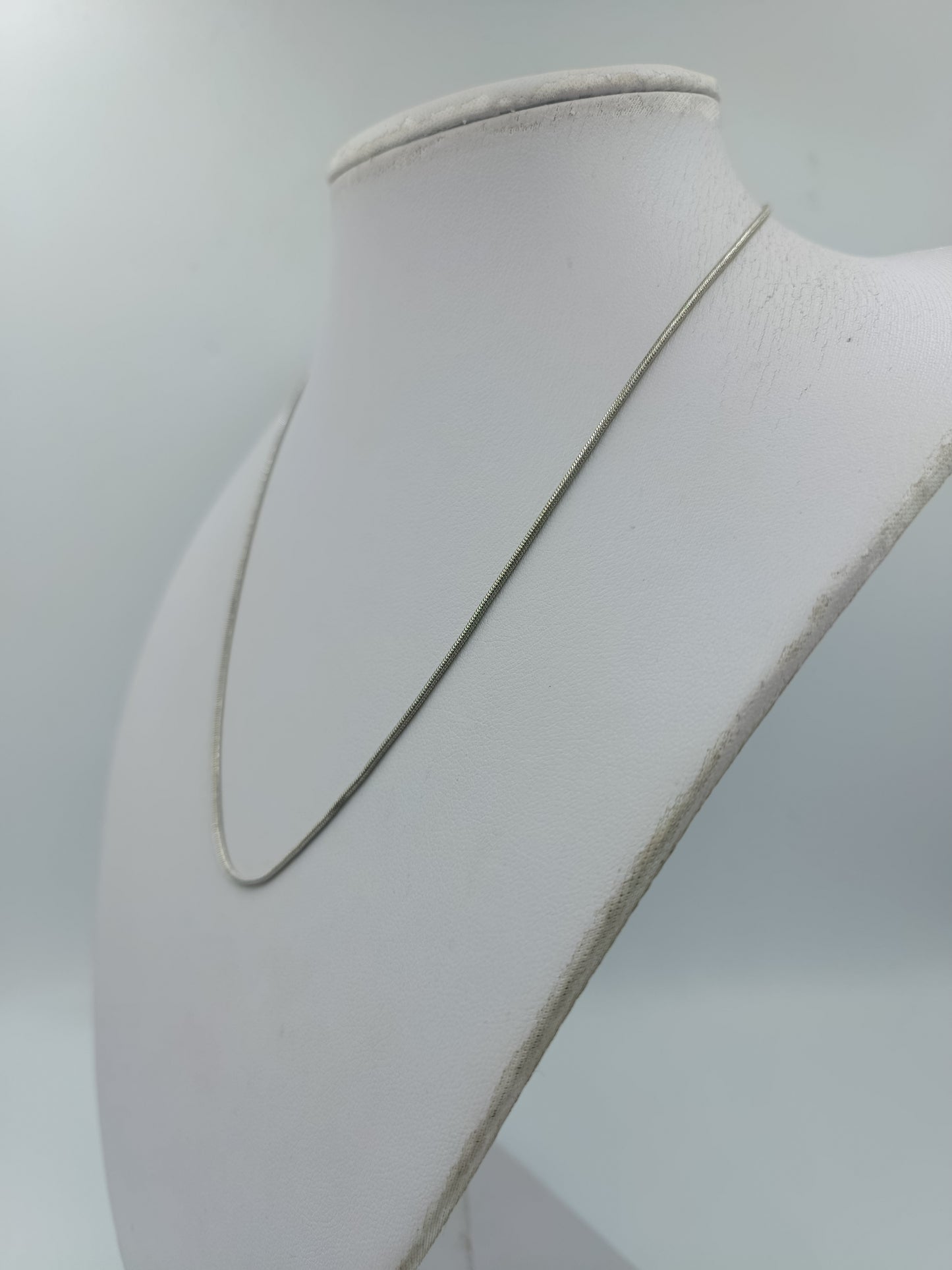 Feine silberfarbene Schlangenkette 44 cm – schlicht elegant