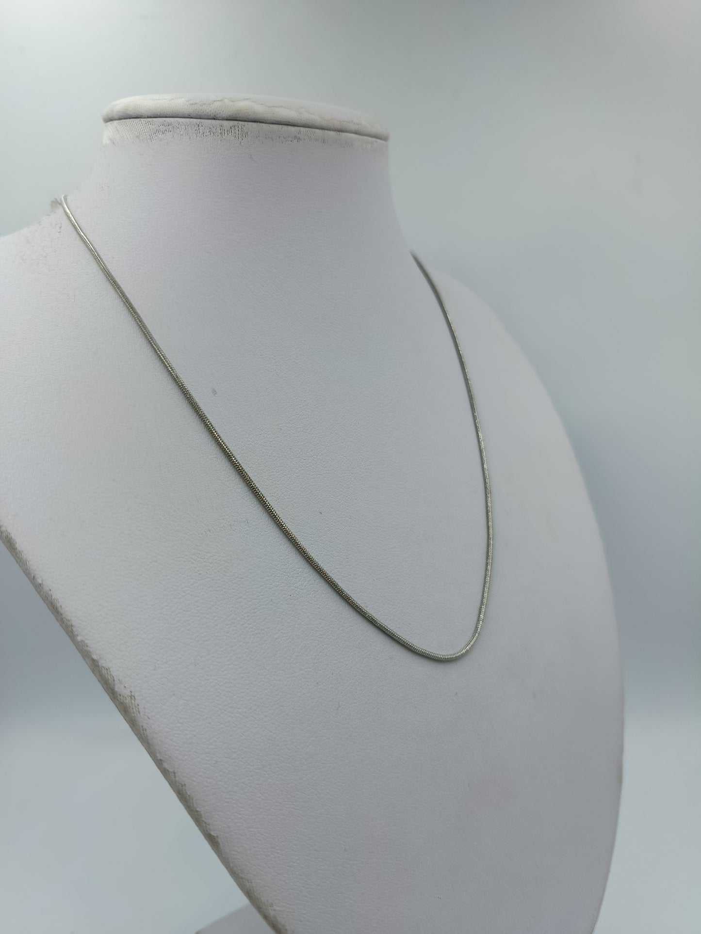 Feine silberfarbene Schlangenkette 44 cm – schlicht elegant