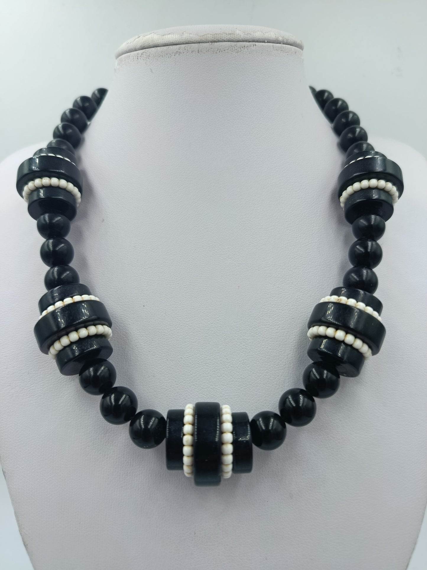 Statement Kette schwarz weiß – große Perlenkette 50 cm