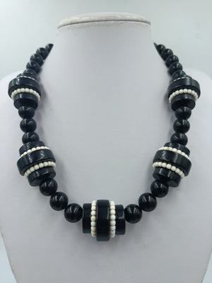 Statement Kette schwarz weiß – große Perlenkette 50 cm