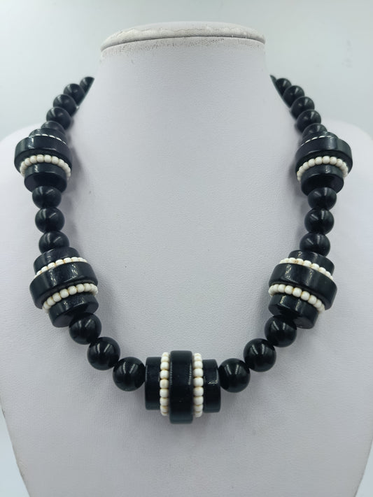 Statement Kette schwarz weiß – große Perlenkette 50 cm