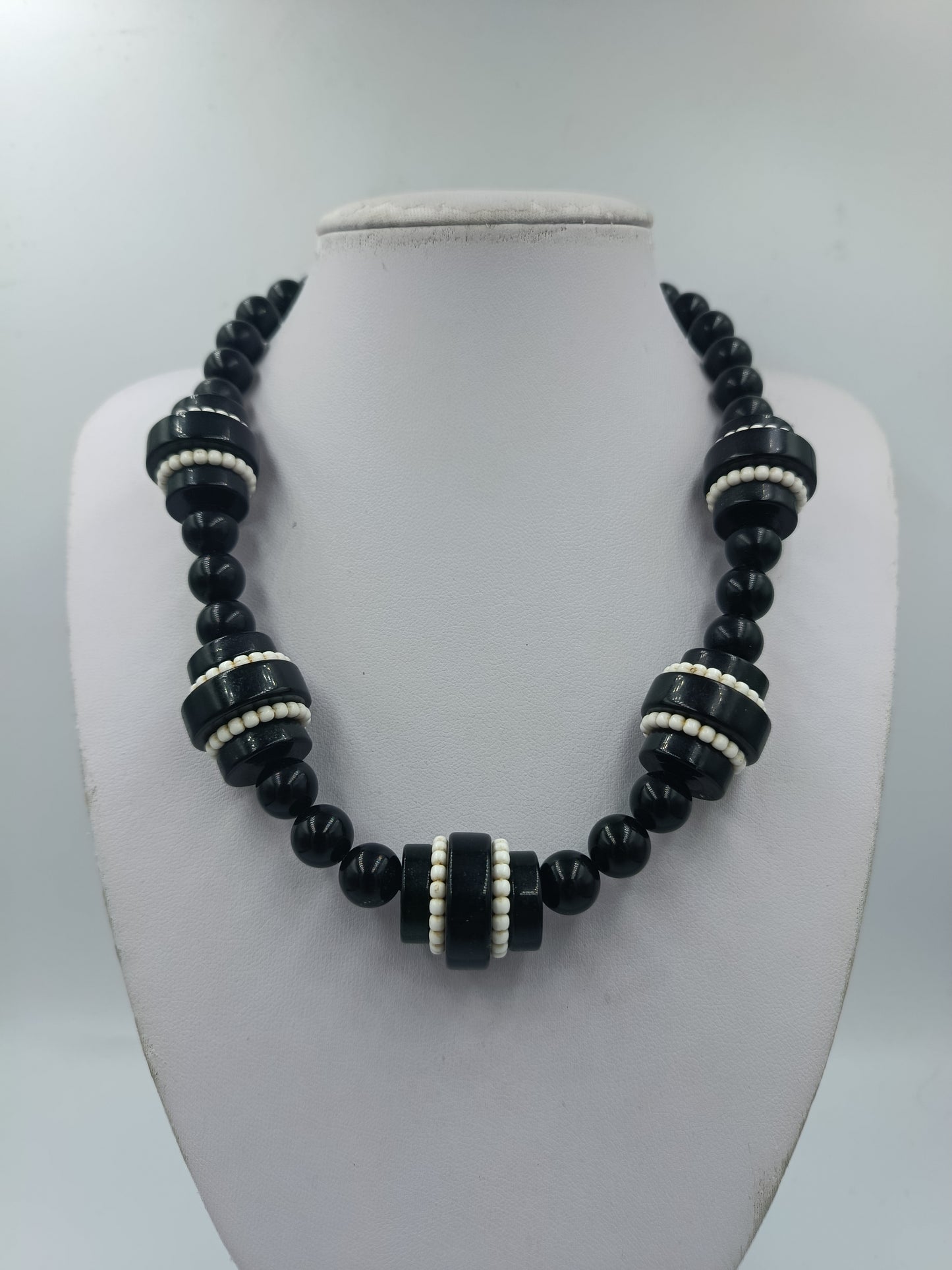 Statement Kette schwarz weiß – große Perlenkette 50 cm