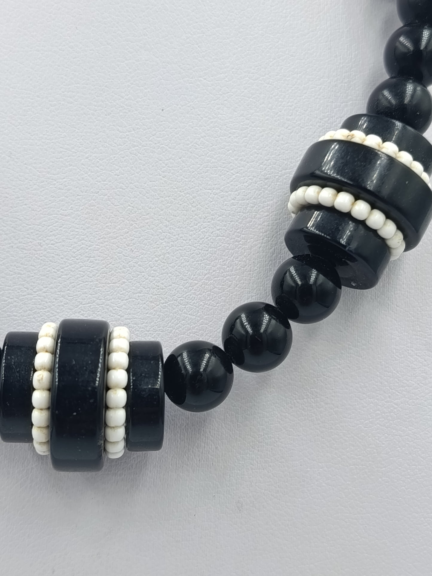 Statement Kette schwarz weiß – große Perlenkette 50 cm