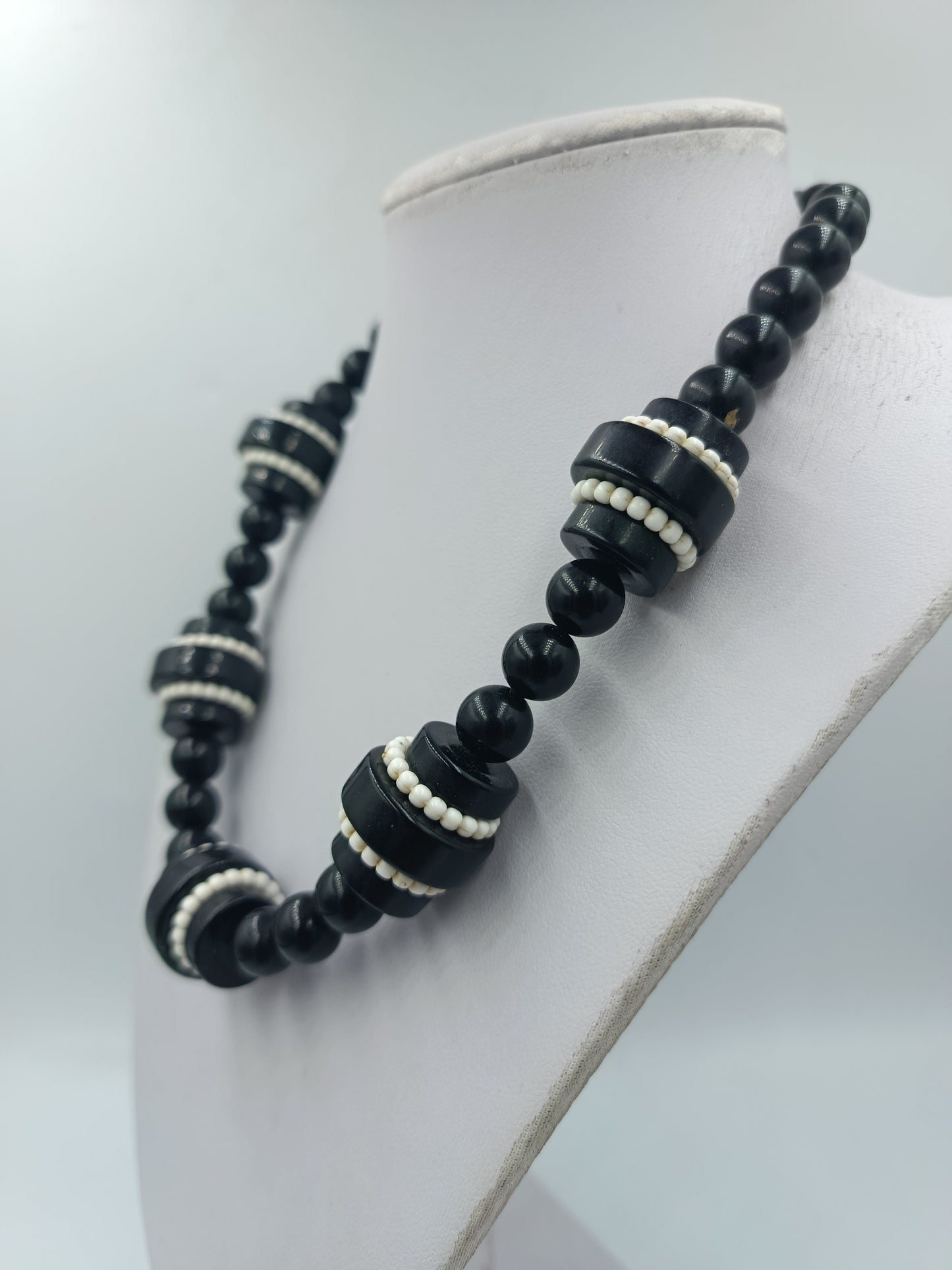 Statement Kette schwarz weiß – große Perlenkette 50 cm