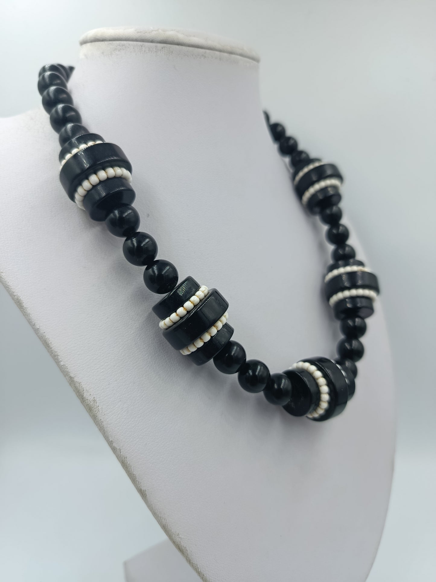 Statement Kette schwarz weiß – große Perlenkette 50 cm