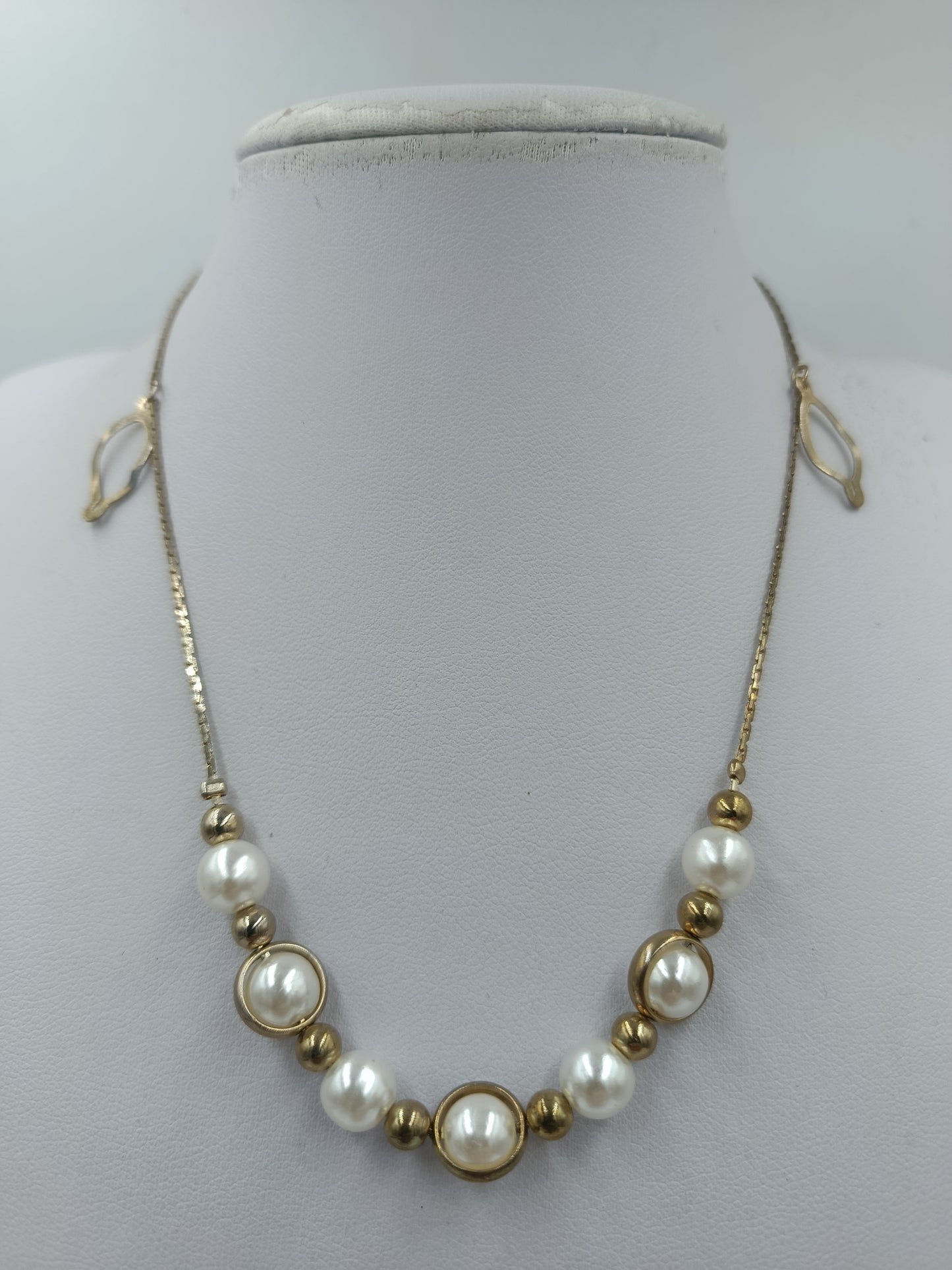 Elegante Perlenkette mit goldfarbenen Elementen – 38 cm
