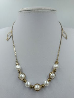 Elegante Perlenkette mit goldfarbenen Elementen – 38 cm