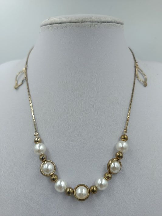 Elegante Perlenkette mit goldfarbenen Elementen – 38 cm