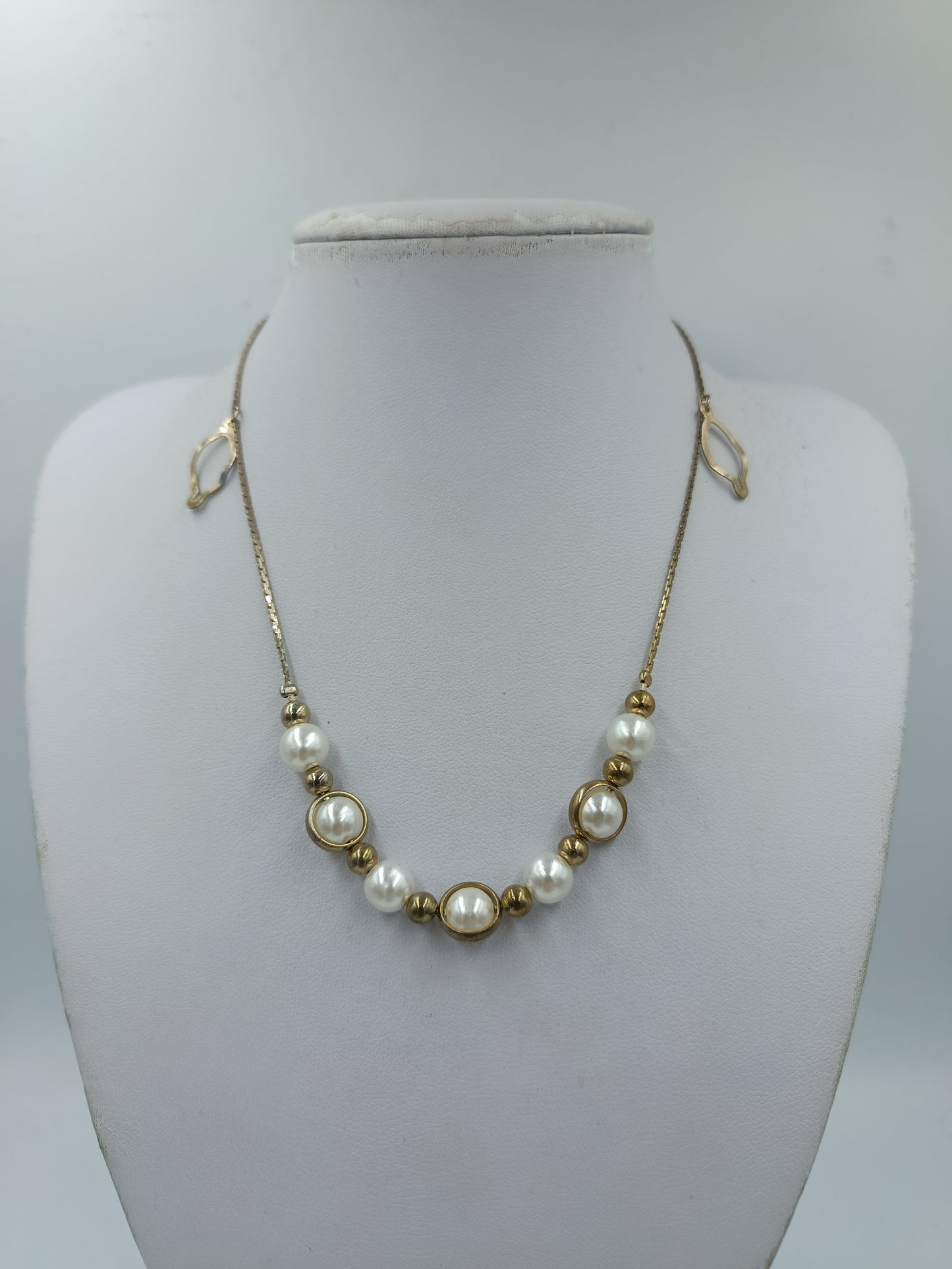 Elegante Perlenkette mit goldfarbenen Elementen – 38 cm