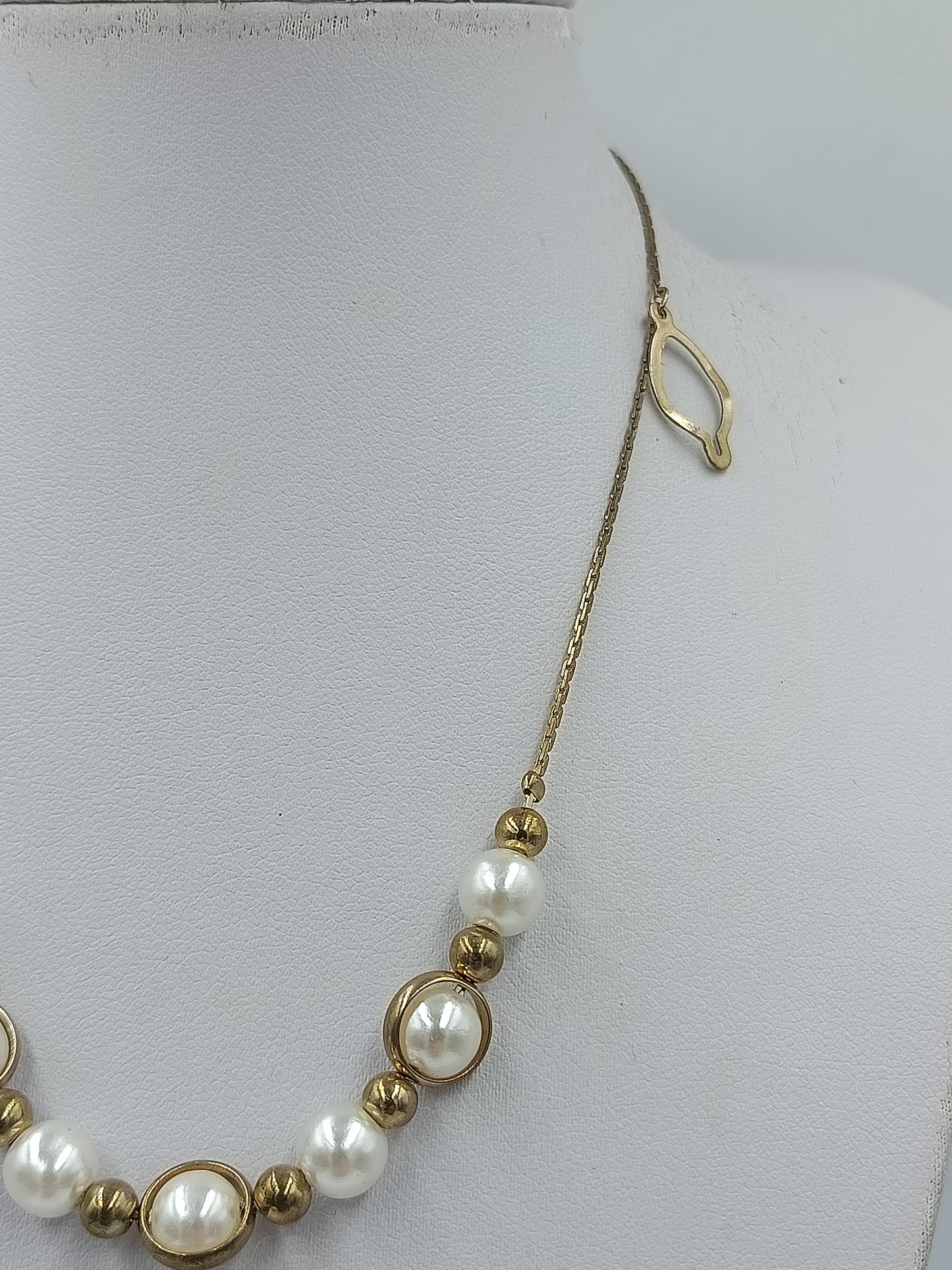 Elegante Perlenkette mit goldfarbenen Elementen – 38 cm